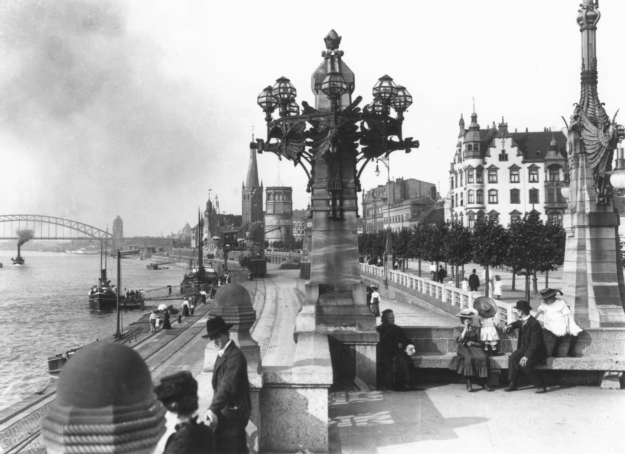  So sah es auch mal aus: die Rheinuferpromenade im Jahr 1903. 