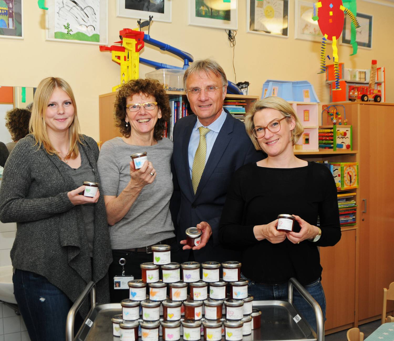  Sie sorgten für eine ganz besondere Überraschung in der Kinderkrebsklinik (v.l.): Caroline Wolf (Psychologin), Gudula Wissmann (Erzieherin), Rolf D. Steinert und Gesine Kemper (Courtyard by Marriott Düsseldorf). 