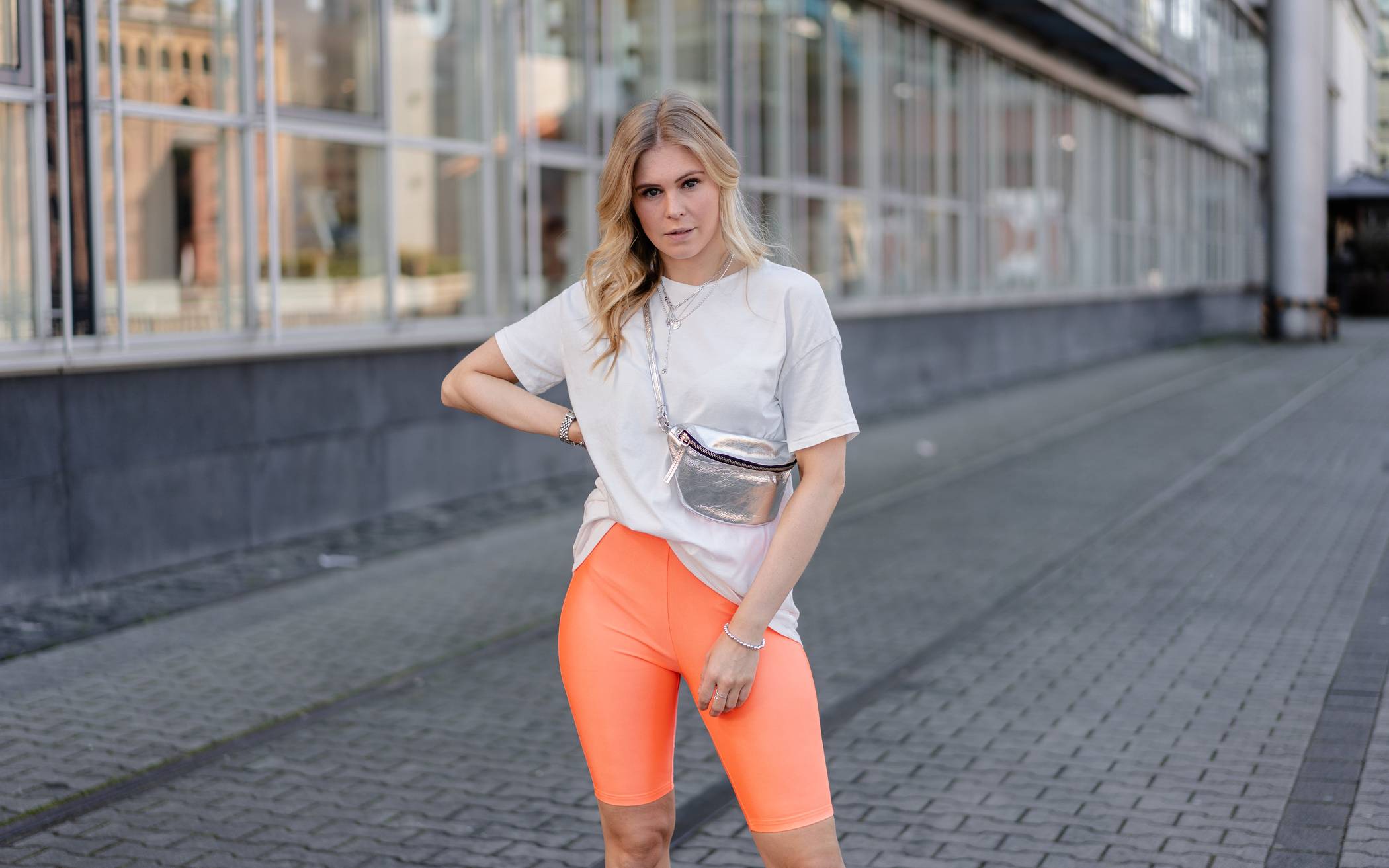  Sunnyinga in neon-oranger Radlerhose 