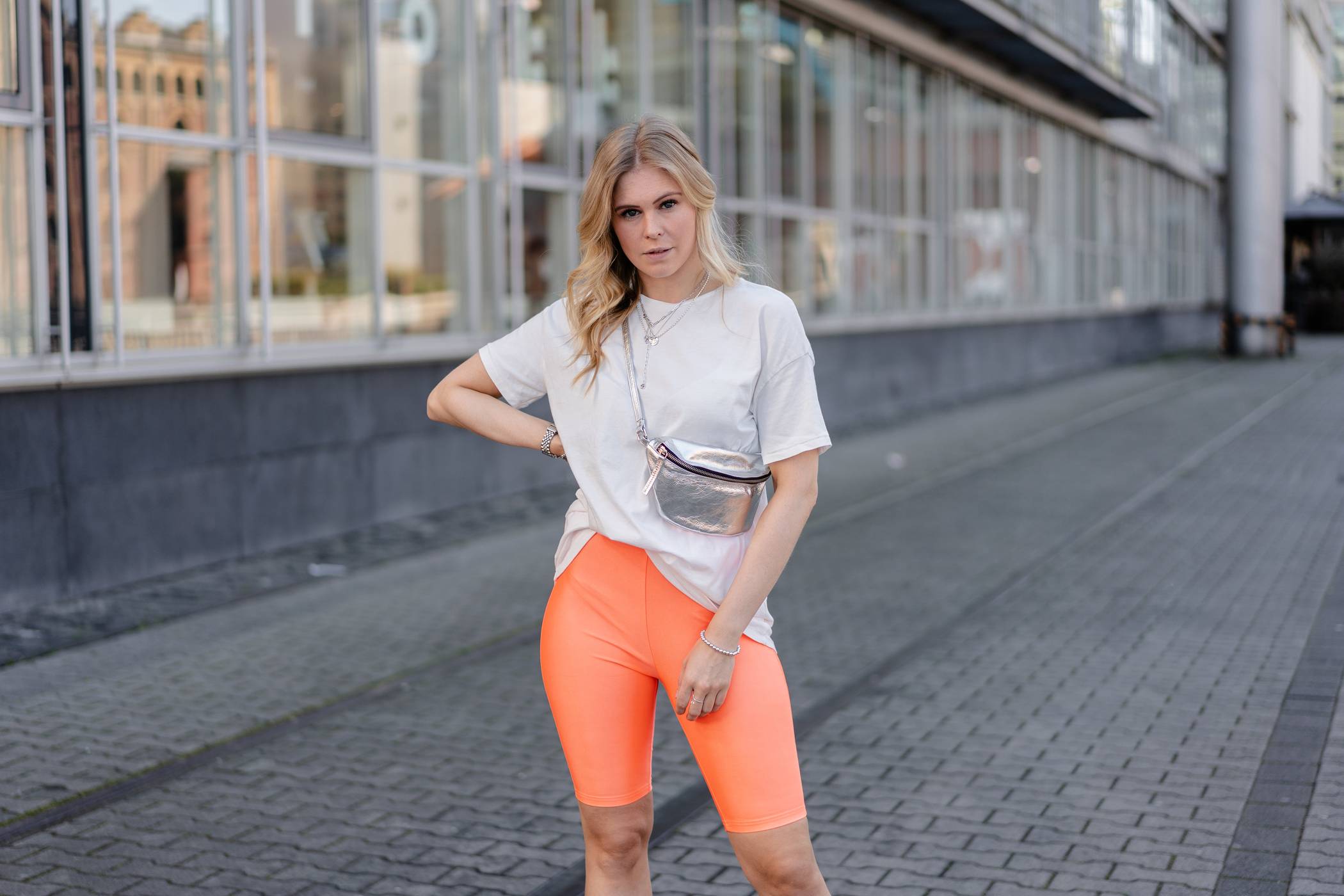  Sunnyinga in neon-oranger Radlerhose 