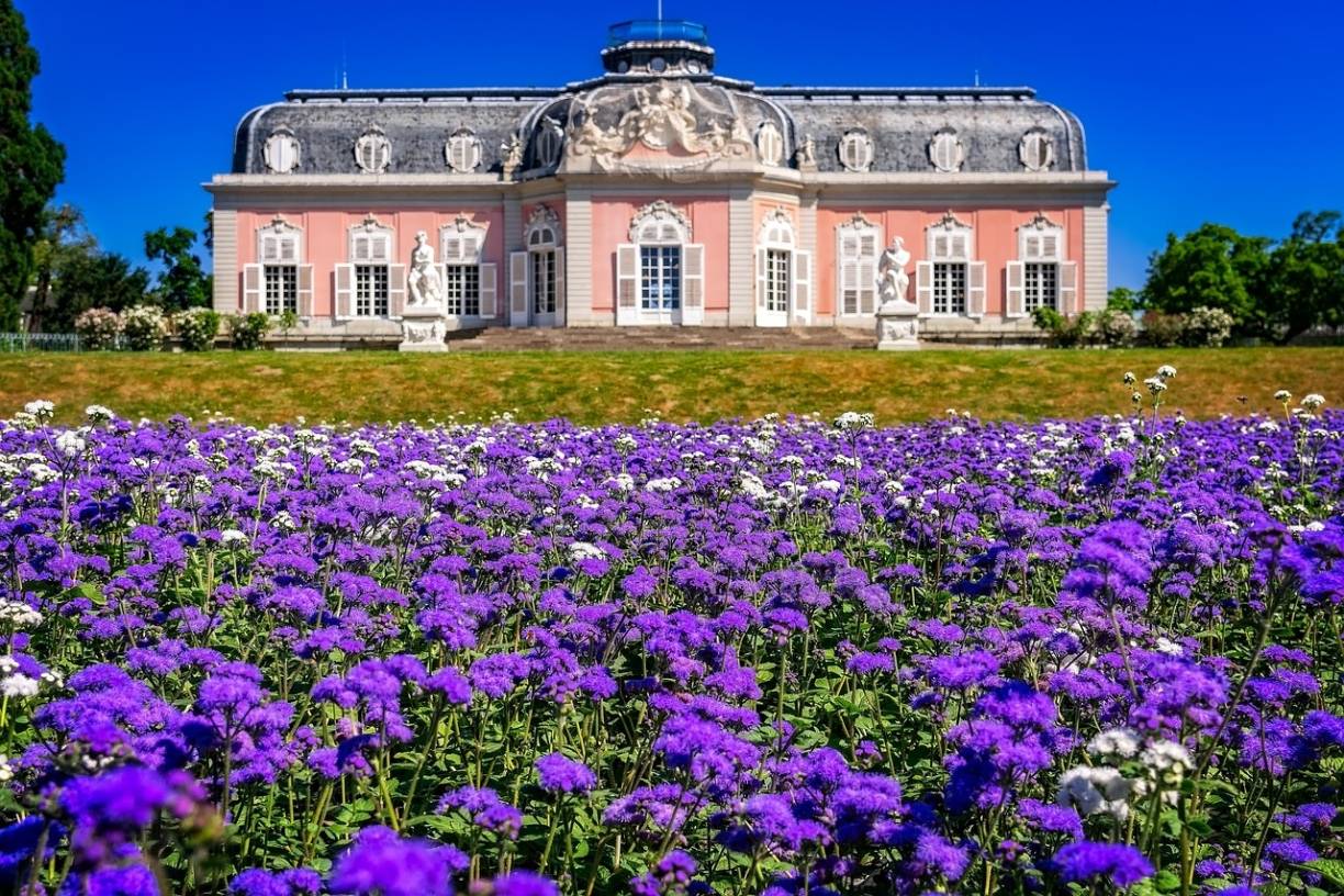  Das südlich gelegene Schloss Benrath ist als eines der schönsten Gartenschlösser des 18. Jahrhunderts eine ideale historische Hochzeitslocation. 