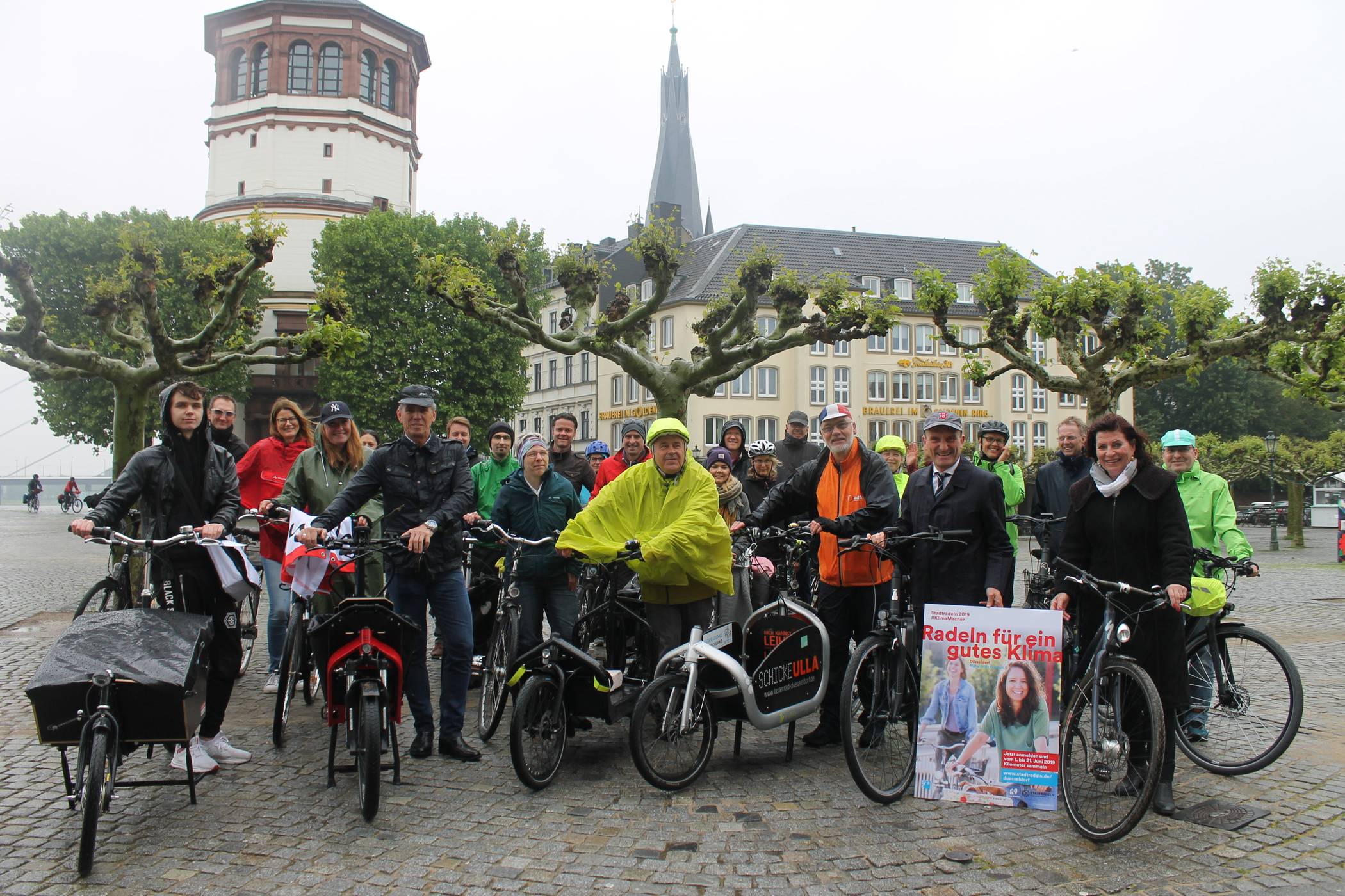  Gut ausgerüstet und wasserdicht verpackt, funktioniert Radeln auch bei trübem Wetter. Einige der Teamkapitäne gemeinsam mit Oberbürgermeister Thomas Geisel (5.v.l.) und Umweltdezernentin Helga Stulgies (2.v.l.) kurz vor dem Start der Aktion am Burgplatz. 