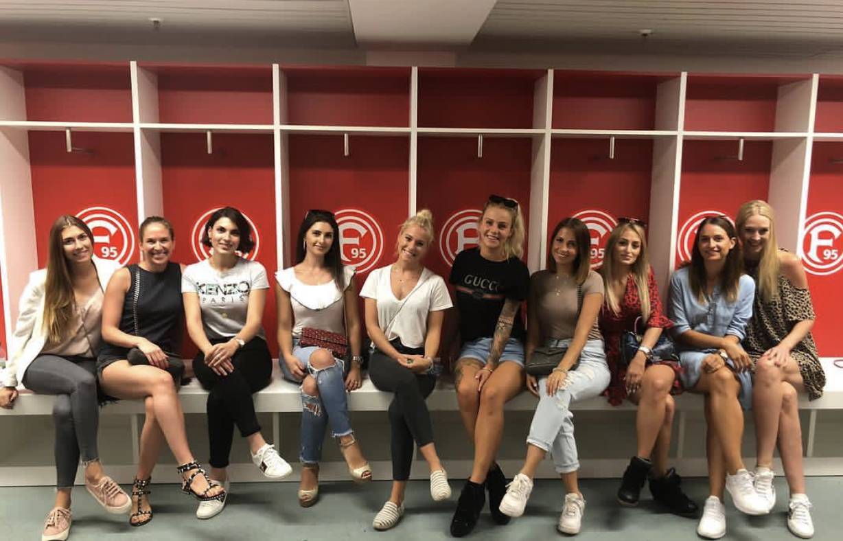  Jessica Contento (4. v. l.) mit Partnerinnen einiger Fortuna-Profifußballer: „Beauty und Shopping ist nicht so meins.“ 