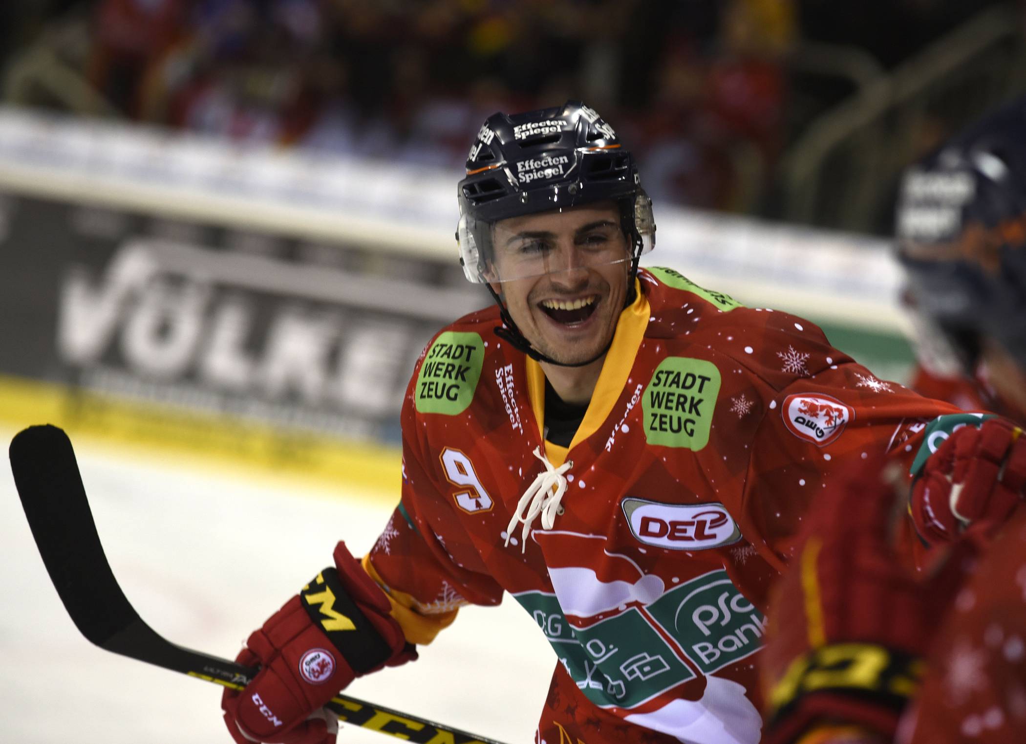  Man sieht sich eben zweimal – den jubelnden DEG-Spieler Maxi Kammerer (hier im Dezember 2016) wird es in der neuen DEL-Saison wieder geben. 
