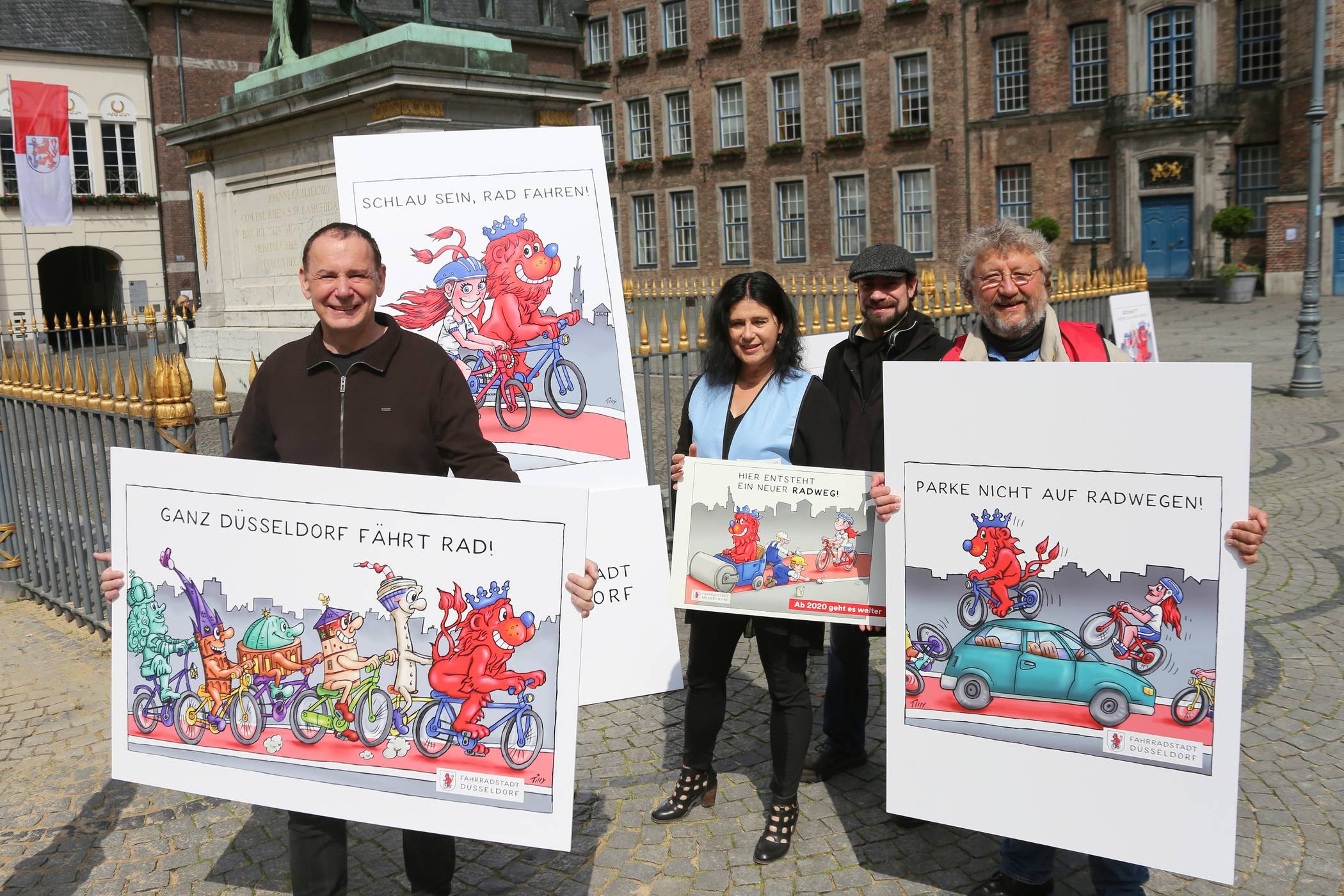  Stellten Illustrationen zur Fahrradstadt Düsseldorf vor: Künstler Jacques Tilly, Verkehrsdezernentin Cornelia Zuschke, David Salomo aus dem Tilly-Team und Martin Volkenrath, Vorsitzender des Ordnungs- und Verkehrsausschusses (v.l.n.r.).       