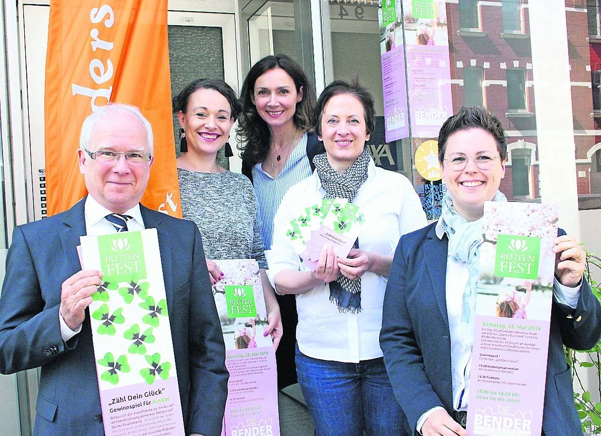 Kinder können gewinnen, wenn sie beim Blütenfest der Händlervereinigung „Die Benderstraße“ am 25. Mai die richtige Anzahl vierblättriger Kleeblätter nennen, die auf Plakaten in den Geschäften aushängen; ausgedacht haben sich das (v. l.) Thomas Pracejus, Heidemarie Exner, Kerstin Jusczyk, Heike Kim-Aun, Nina Wippermann.