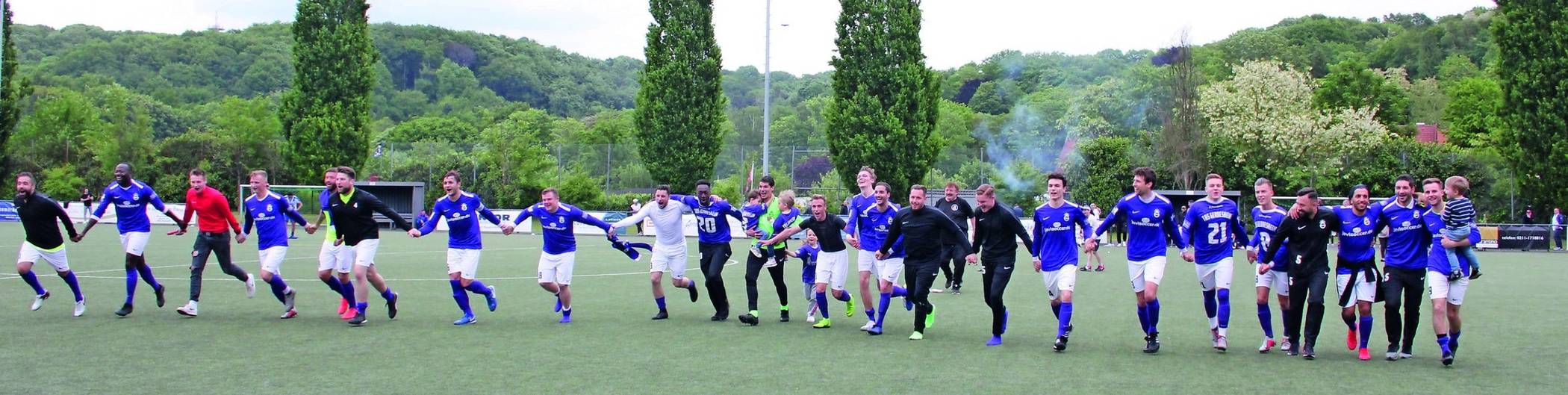  Kurz nach dem Schlusspfiff: Die Aufsteiger laufen auf die Fan-Tribüne zu. 