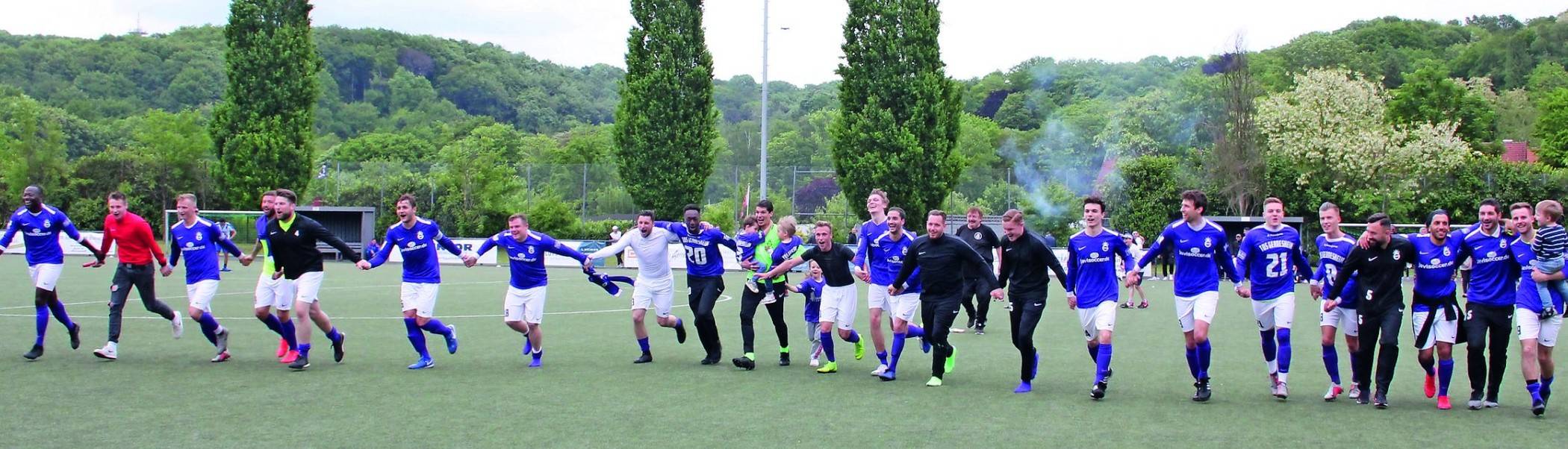 Der TuS im Aufstiegsjubel
Endlich wieder Bezirksliga-Fußball in Gerresheim