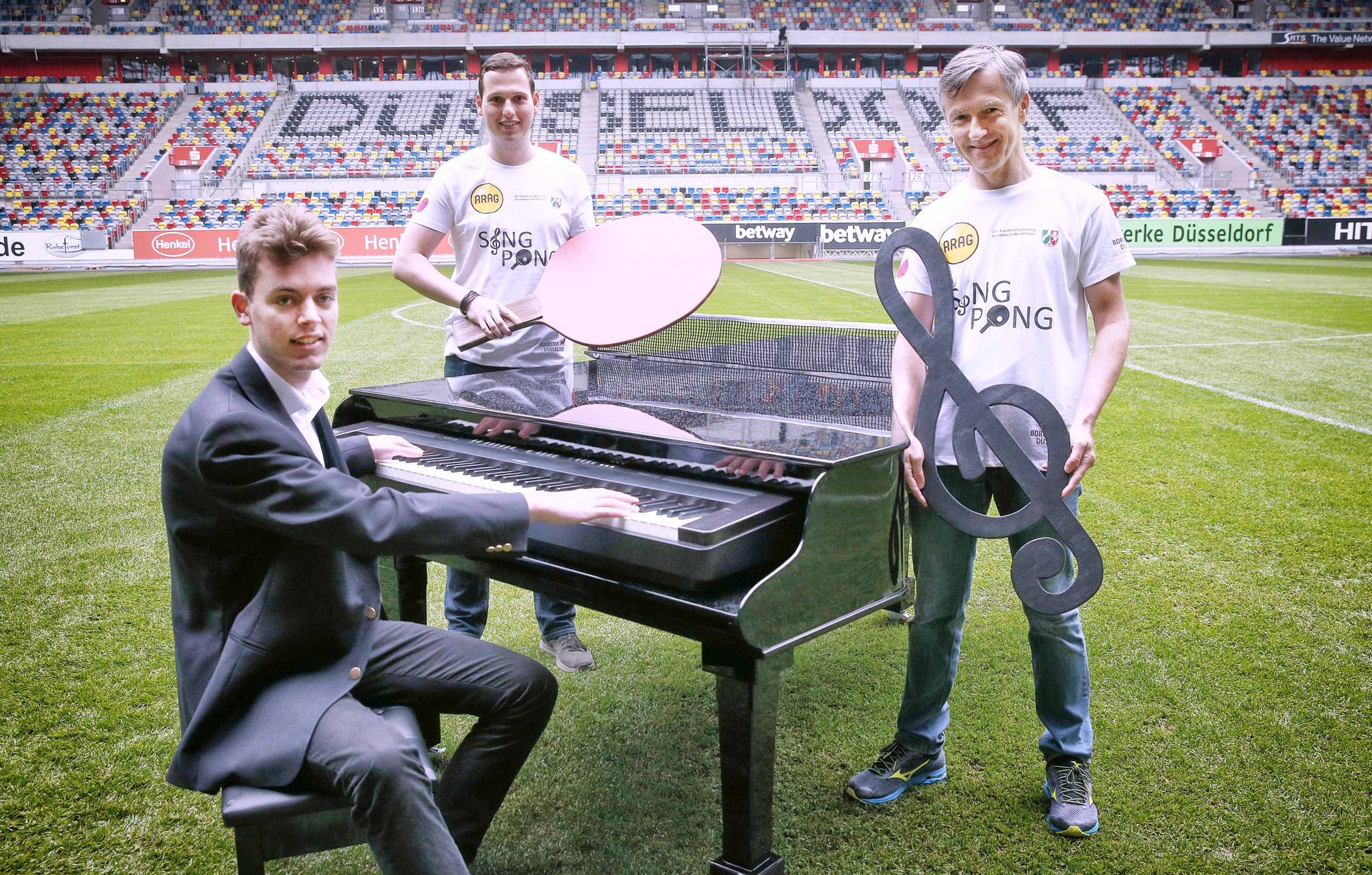  Johannes Moerland (17, l. ), Borussia-Tischtennisnachwuchs und Pianospieler, Lukas Ziemann (23), Projektleiter, und Borussia-Manager Andreas Preuß (r.) freuen sich auf das Event mit Singen, Tanz und (Tischtennis-)Spiel. 