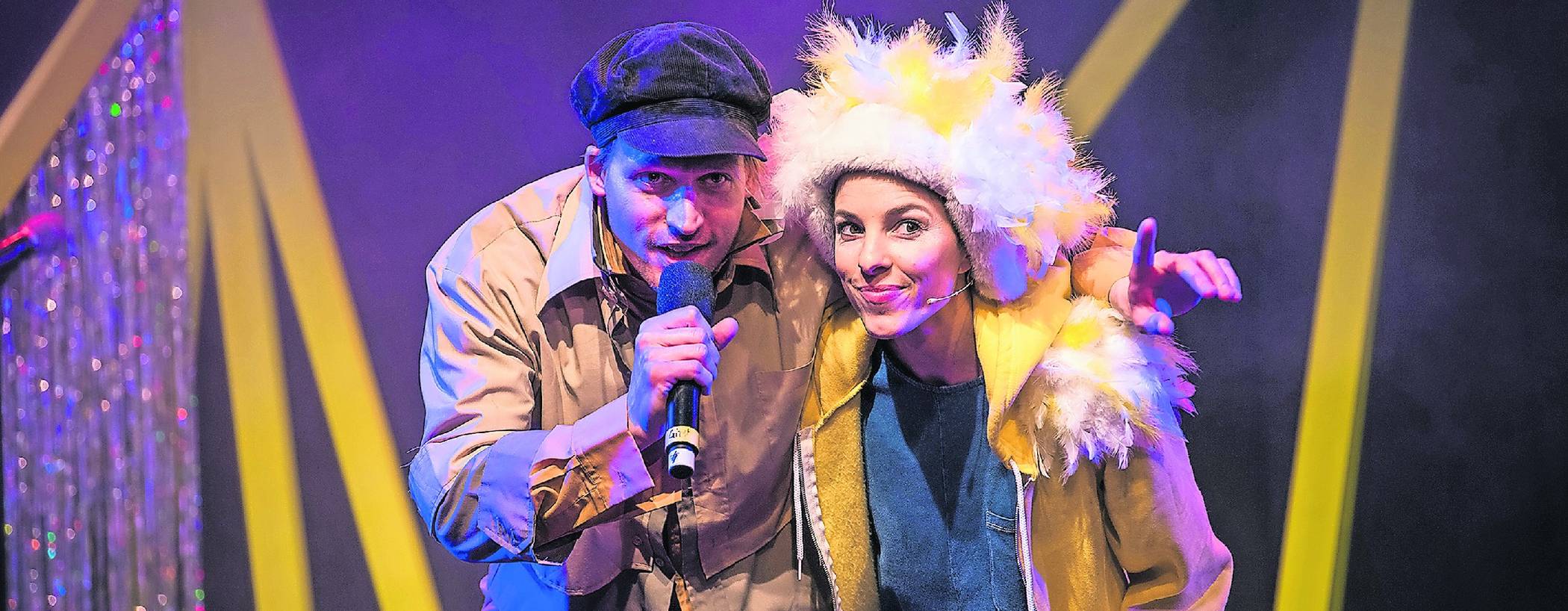  Ein Teil der tierischen Band: (v.l.) Rockmaulwurf Manuel Klein und Nikola Lenk als Eule. 