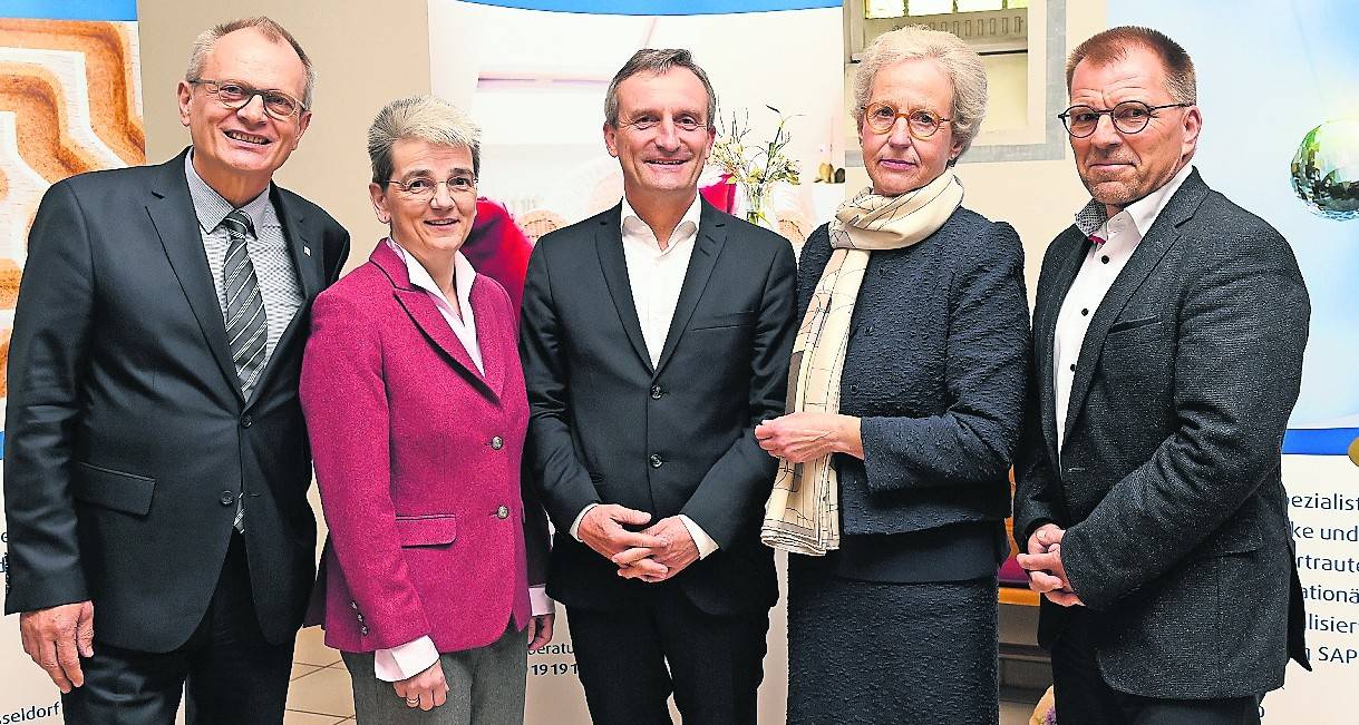 25 Jahre EVK-Hospiz – Pfarrer und Festredner Ulrich Lilie, Leiterin Dr. Susanne Hirsmüller, Oberbürgermeister Thomas Geisel, Dr. Verena Siegert und Klaus Peter Taschner (v. l.).