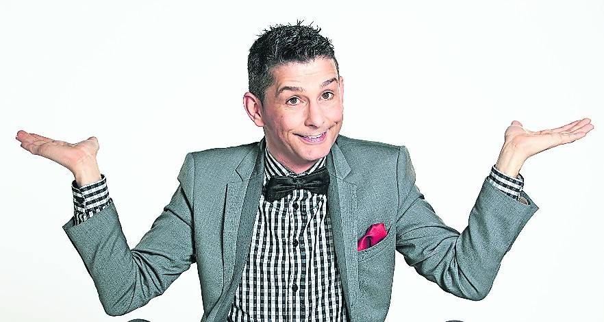  Lädt ein zum Sommer-Varieté in der Komödie: Zauberer und Entertainer Charlie Martin. 
