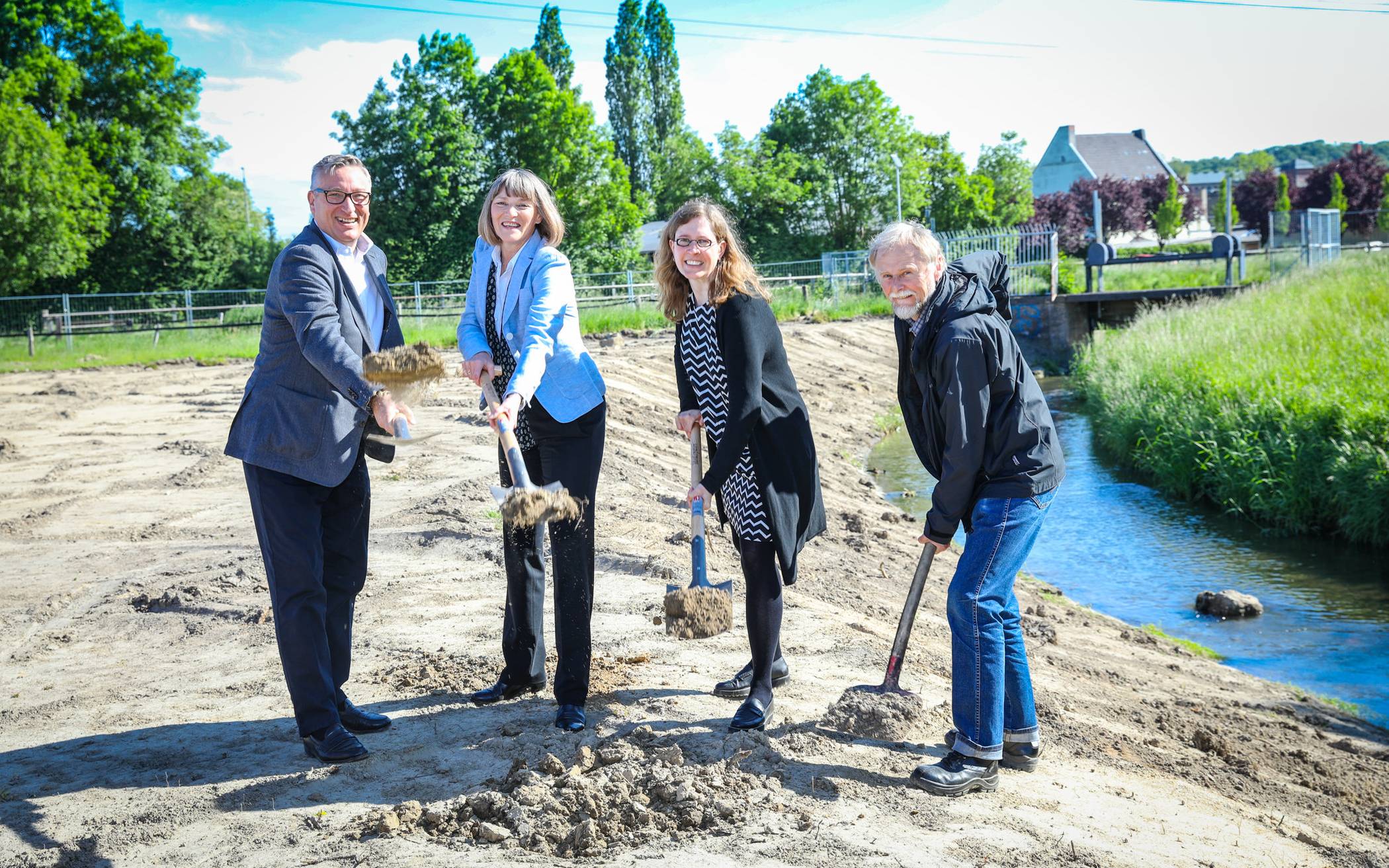  Erster Spatenstich mit (v.l.n.r.) Andreas Hartnigk, Bauausschussvorsitzender, Kämmerin Dorothée Schneider, Kaufmännische Leiterin Janine Mentzen und Kristian Lütz, Abteilungsleiter Wasserbau. 