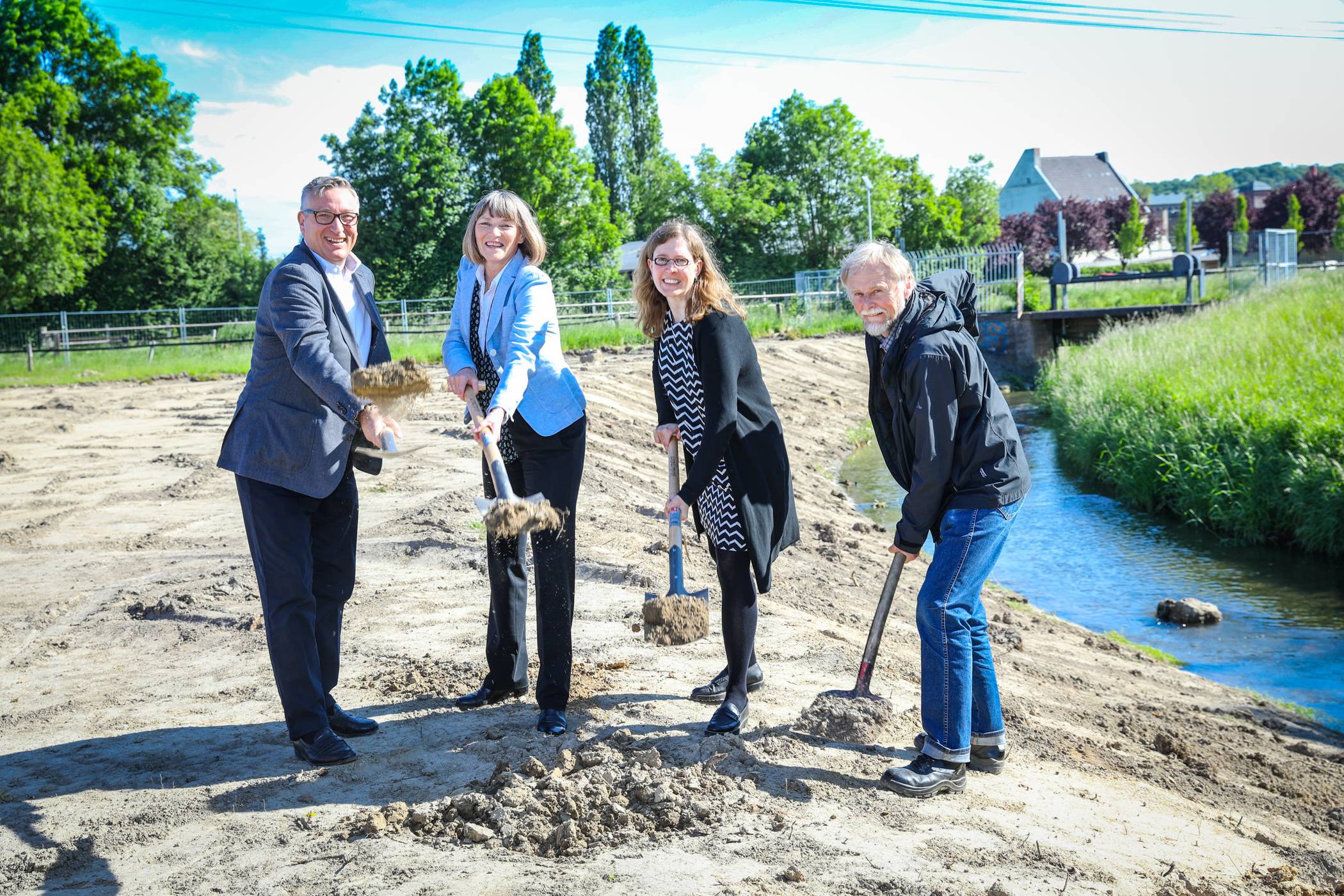  Erster Spatenstich mit (v.l.n.r.) Andreas Hartnigk, Bauausschussvorsitzender, Kämmerin Dorothée Schneider, Kaufmännische Leiterin Janine Mentzen und Kristian Lütz, Abteilungsleiter Wasserbau. 