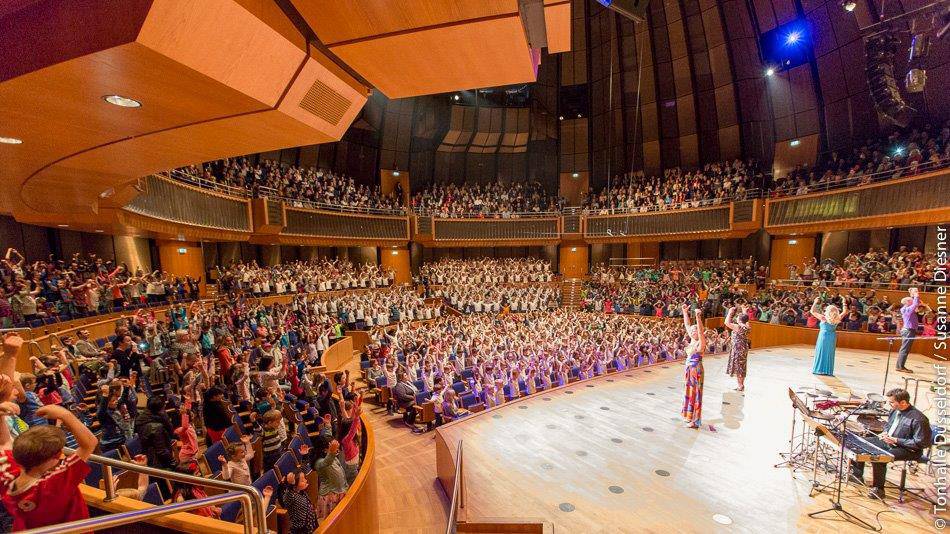 Tatsächlich ist die Stimmung für die, die eine SingPause bislang noch nicht erleben durften, nur schwer zu erfassen: Rund 1.000 singende Kinder füllen die Tonhalle mit Wohlklang und Herzenswärme.