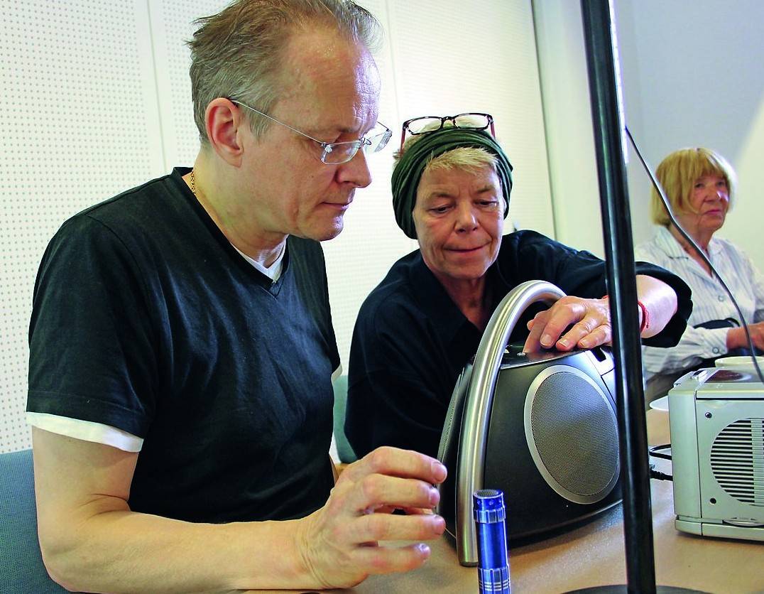 Einer der Lautsprecher scheppert; was tun? fragt Minka Hauschild, Joachim Gerresheim überlegt.