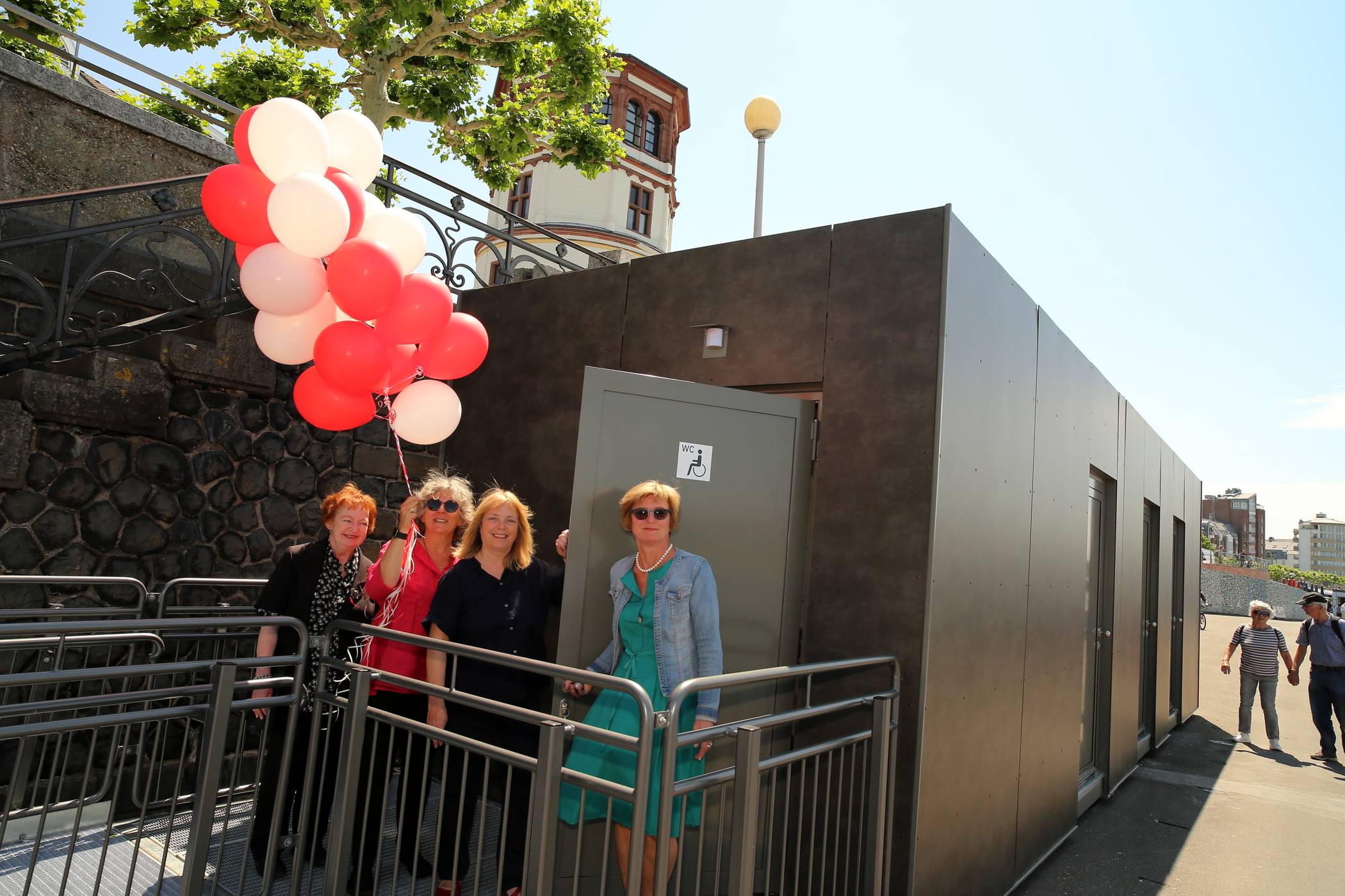  Übergabe des WC-Containers mit Rollstuhlrampe an die Öffentlichkeit mit Bezirksbürgermeisterin Marina Spillner (2.v.r.) und Birgit Lilienbecker (r.), stellv. Leiterin Amt für Gebäudemanagement, sowie den BV-Mitgliedern Ute Dröge und Gisela Groth, 