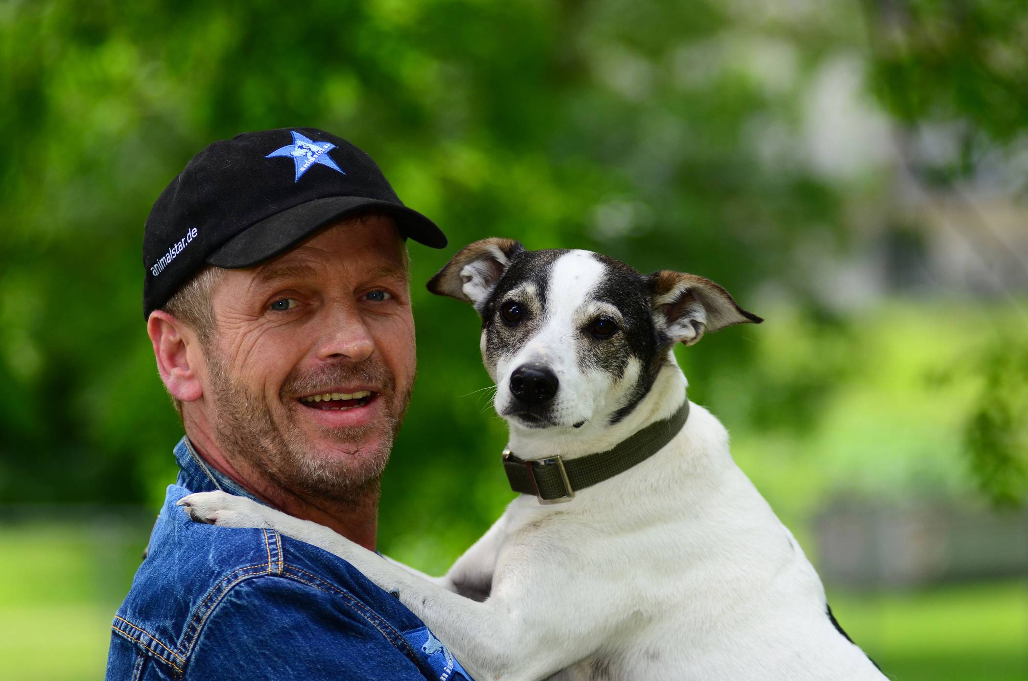  Dirk Lenzen mit Mischlingshund Jacky († November 2017). 
