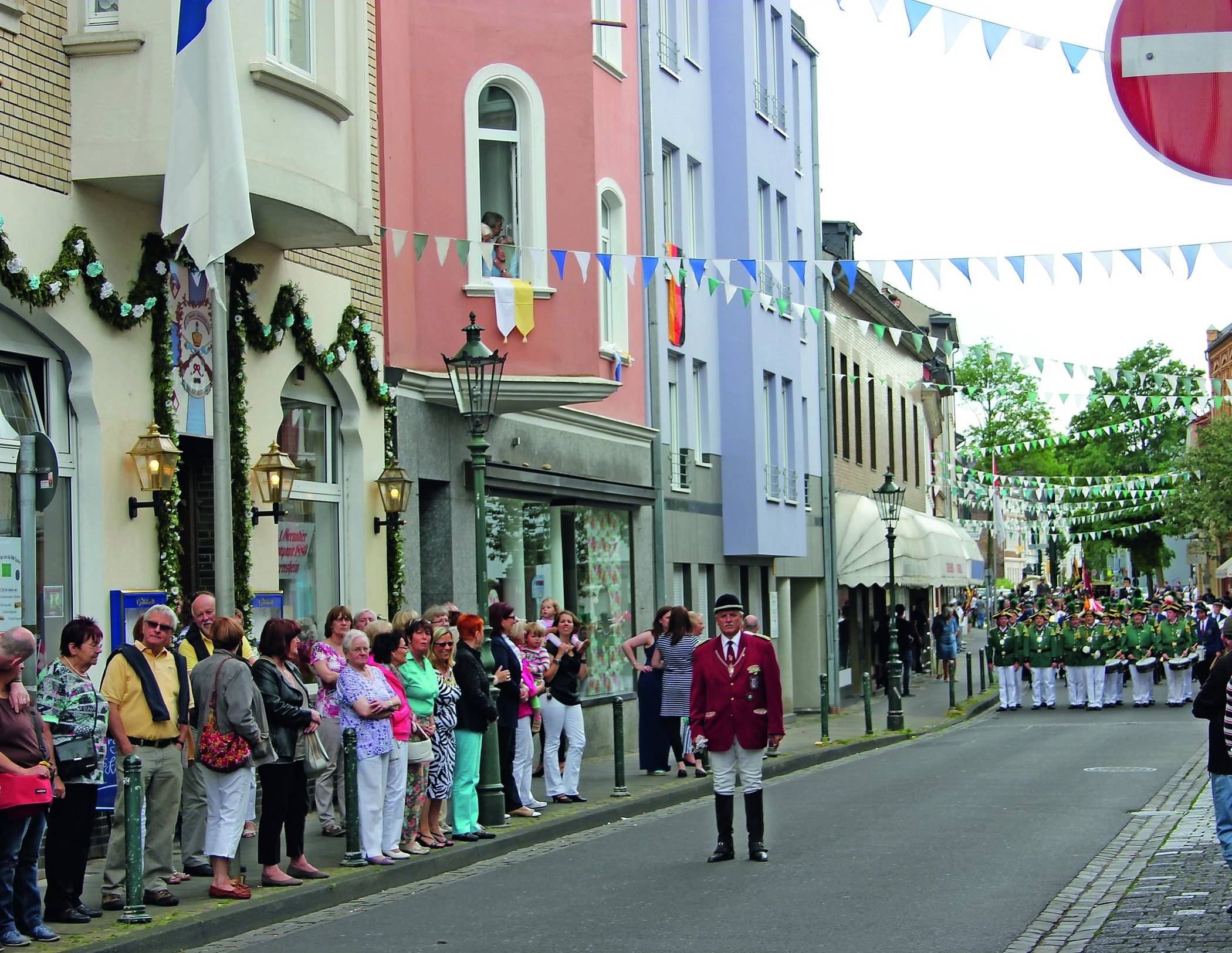  Bevor das Regiment zur Parade antritt: Oberst Koch im Kölner Tor. 