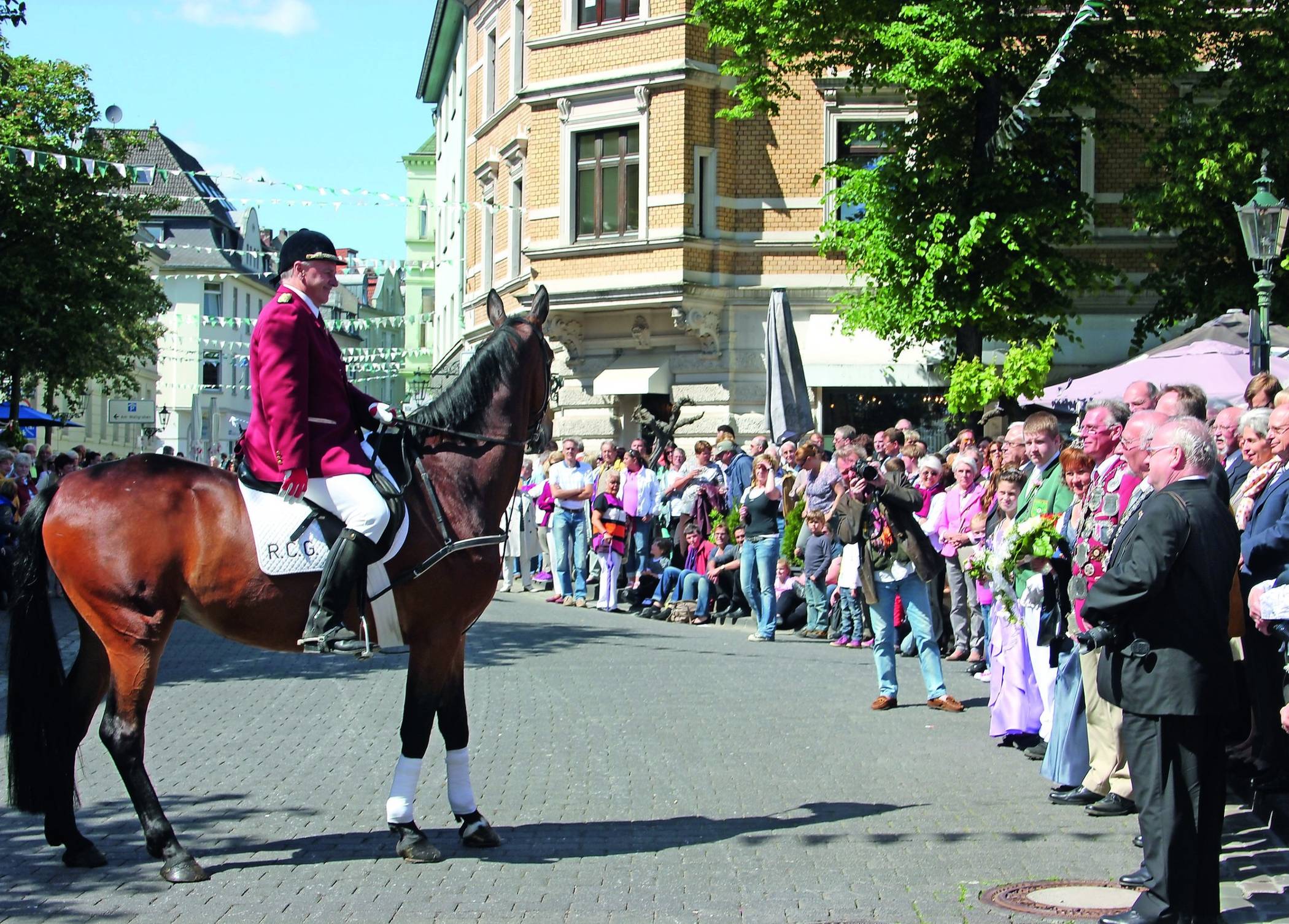  Oberst Wolfgang Koch meldet dem Schützenchef am Alten Markt: „Regiment zur großen Parade angetreten!“ 