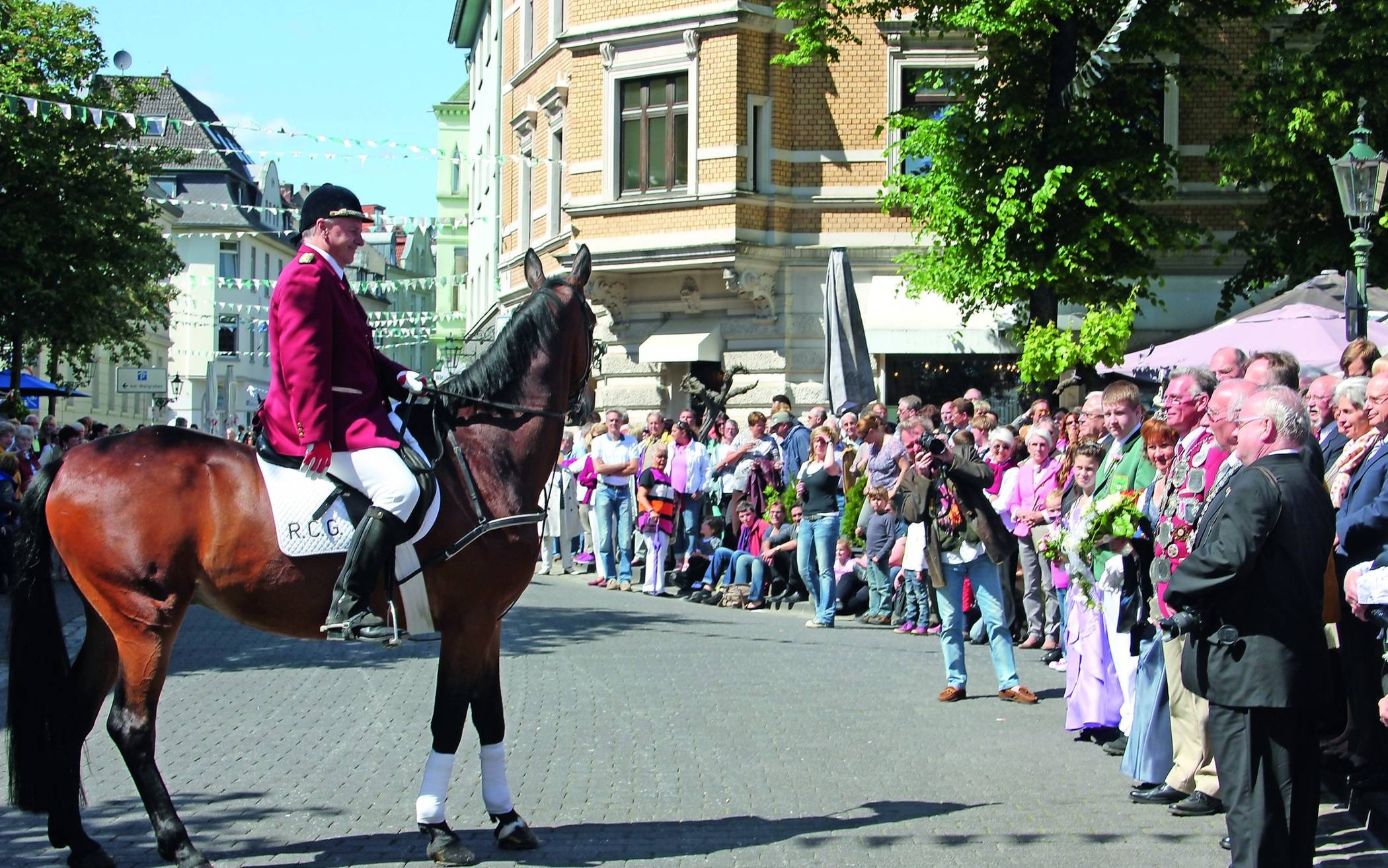 Oberst Wolfgang Koch meldet dem Schützenchef am Alten Markt: „Regiment zur großen Parade angetreten!“