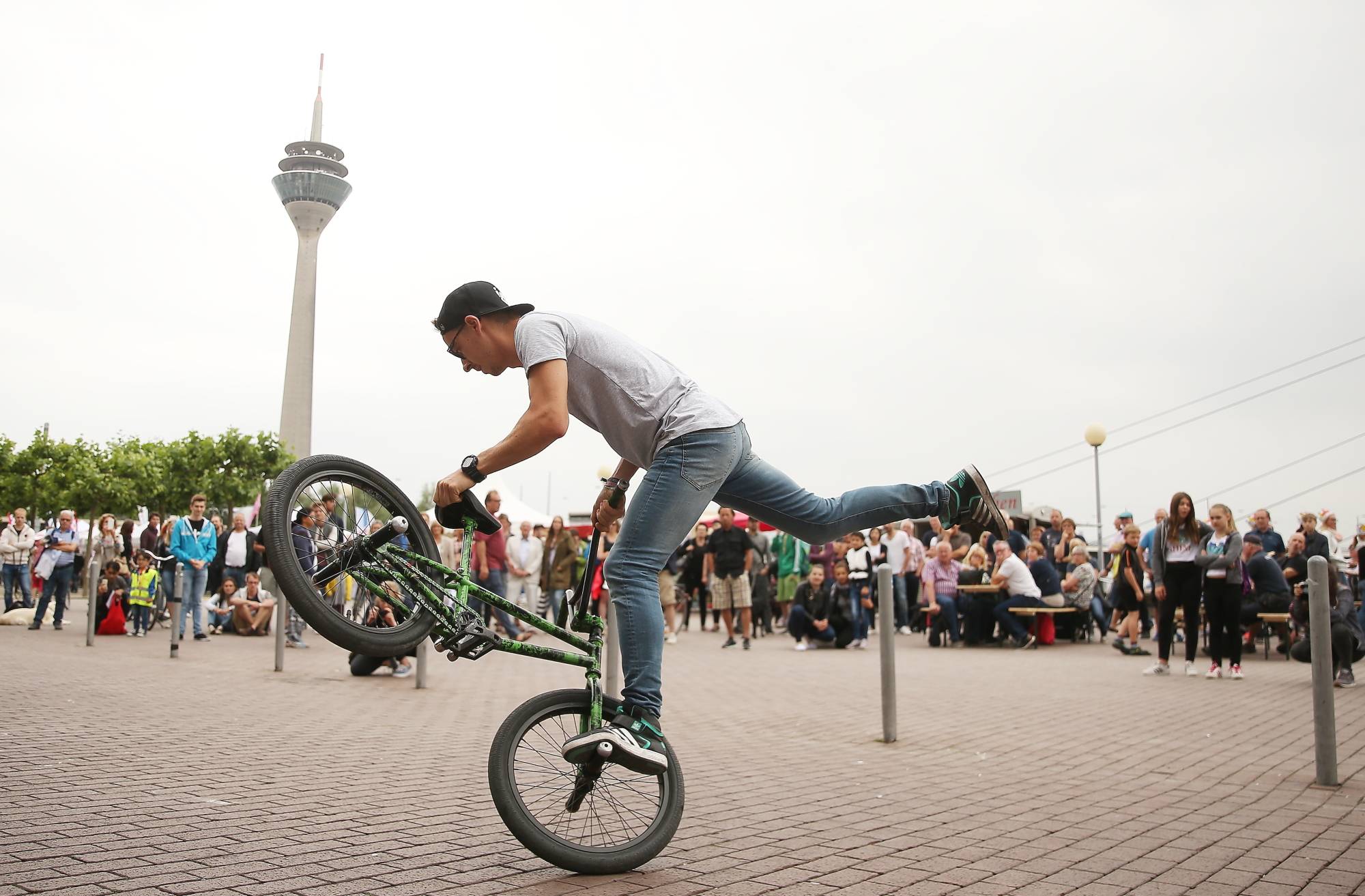  Radakrobatik am Rhein zeigt das Archivbild vom Radaktiv-Tag 2017 - damals im Zuge der Tour de France unter der Überschrift "Fête du vélo". 