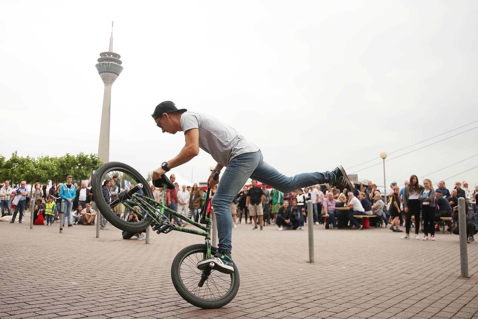  Radakrobatik am Rhein zeigt das Archivbild vom Radaktiv-Tag 2017 - damals im Zuge der Tour de France unter der Überschrift "Fête du vélo". 