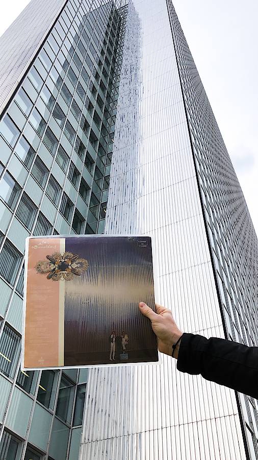  Auch das ist Teil der Tour: Auf den Spuren bedeutender Platten aus Düsseldorf. Mit „La Düsseldorf“ vor dem 1960 erbauten Dreischeibenhaus. 