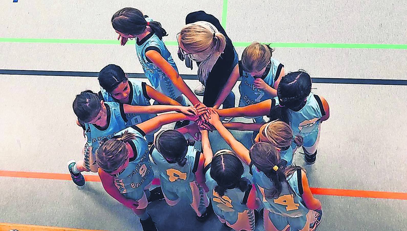 Auch das gehört zu einem erfolgreichen Spiel dazu: Die U-10-Mannschaft mit ihrer Trainerin Daniela Brendel (oben) beim gemeinsamen Schlachtruf in einer Spielpause.
