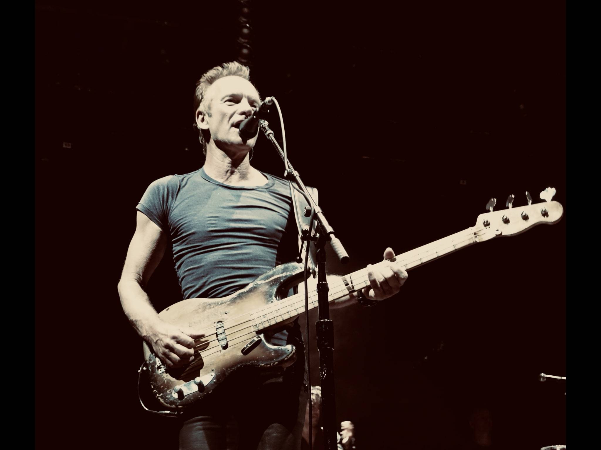  Blickt zurück auf zahlreiche Klassiker, ohne dabei den Blick nach vorne zu verlieren: Sting am Viersaiter. 