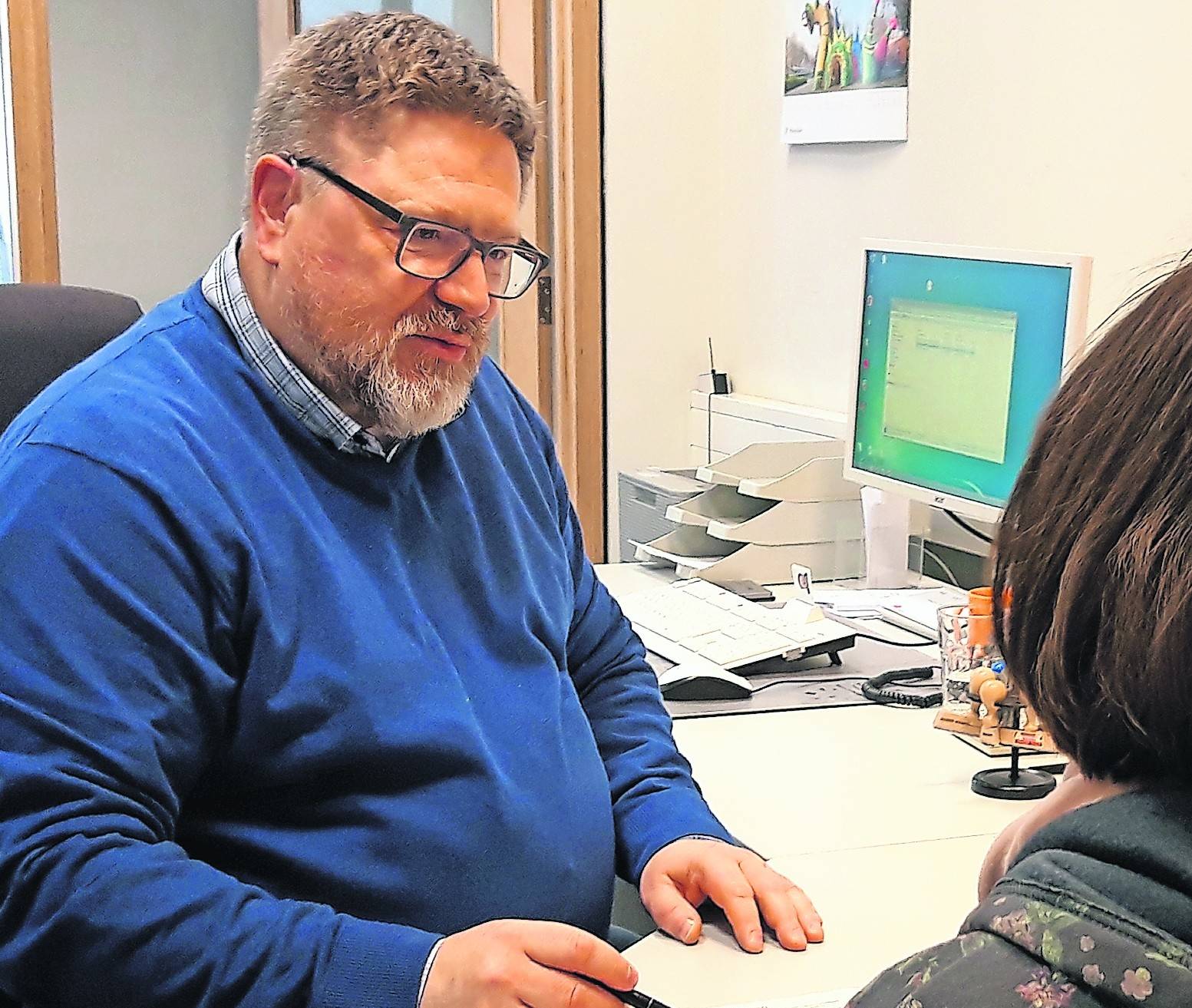 Hat nach langer Arbeitslosigkeit wieder eine feste Stelle: Arnold Mertens im Gespräch mit einer Kundin in seinem Büro im Jobcenter an der Luisenstraße.