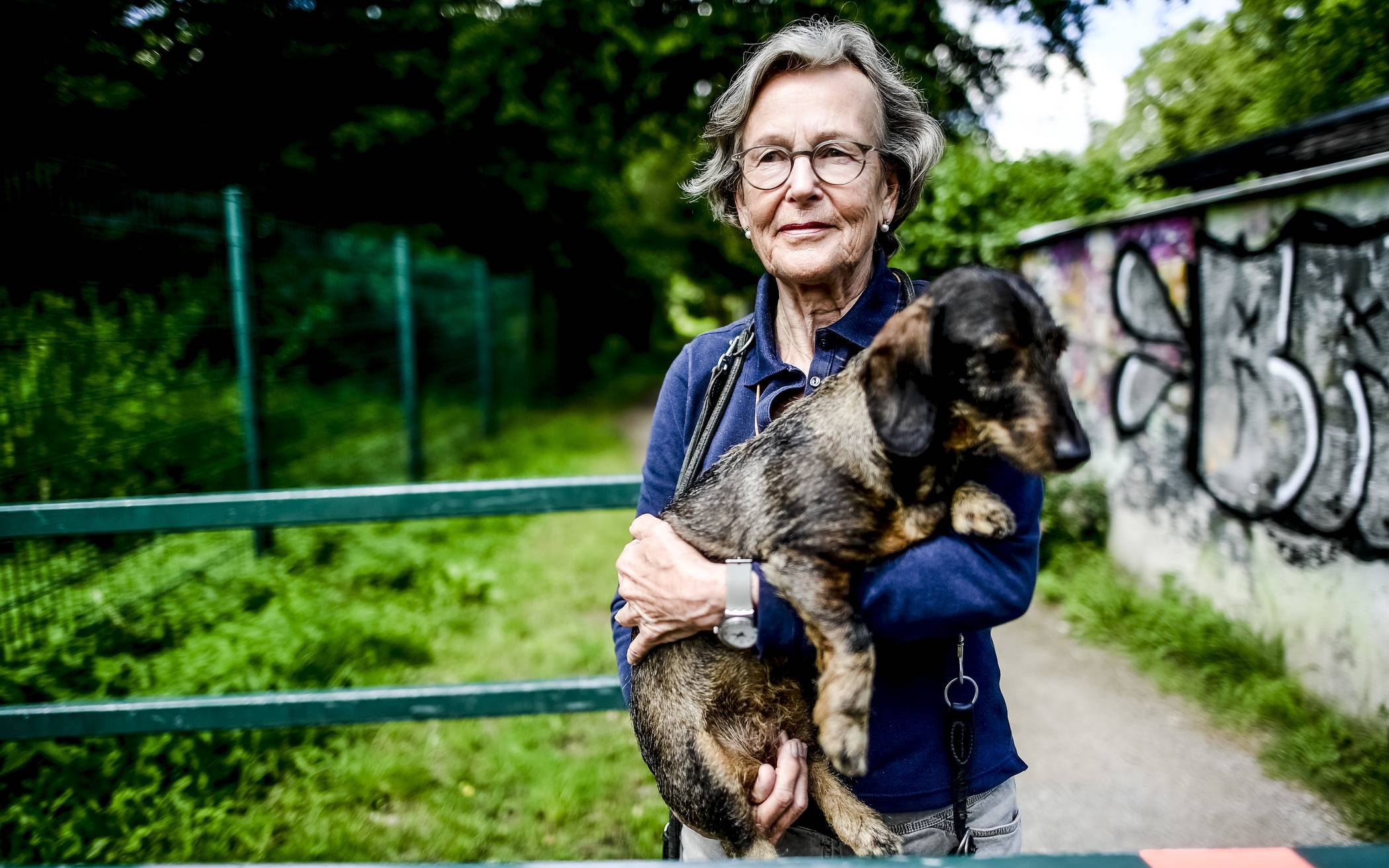 Gisela Külps und Dackeldame Allia hoffen