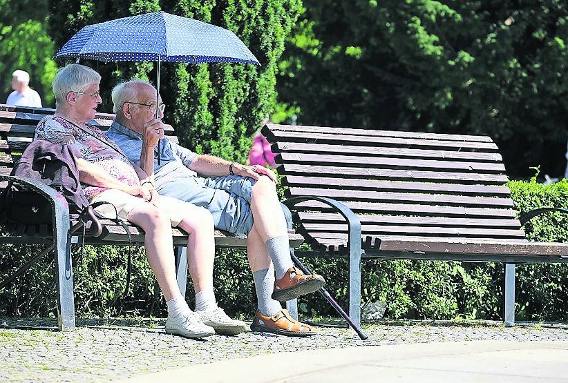 Die Sonne vermeiden, um einem Hitzeschlag vorzubeugen: Ausreichend Flüssigkeit ist dabei ein Muss.