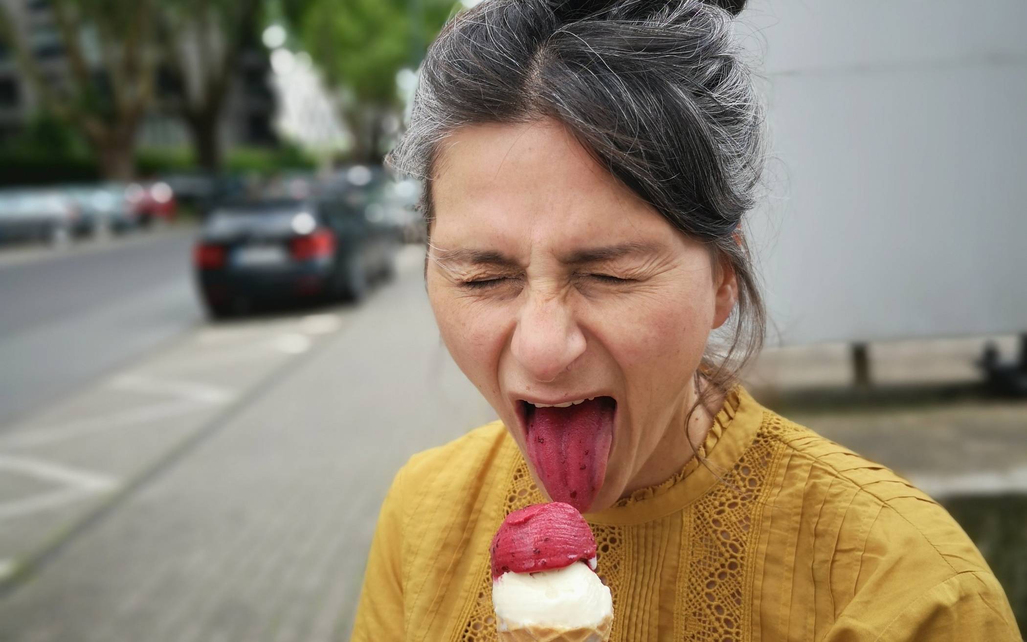 Eis-Model Senay Saral schleckt Heidelbeer-Basilikum bei