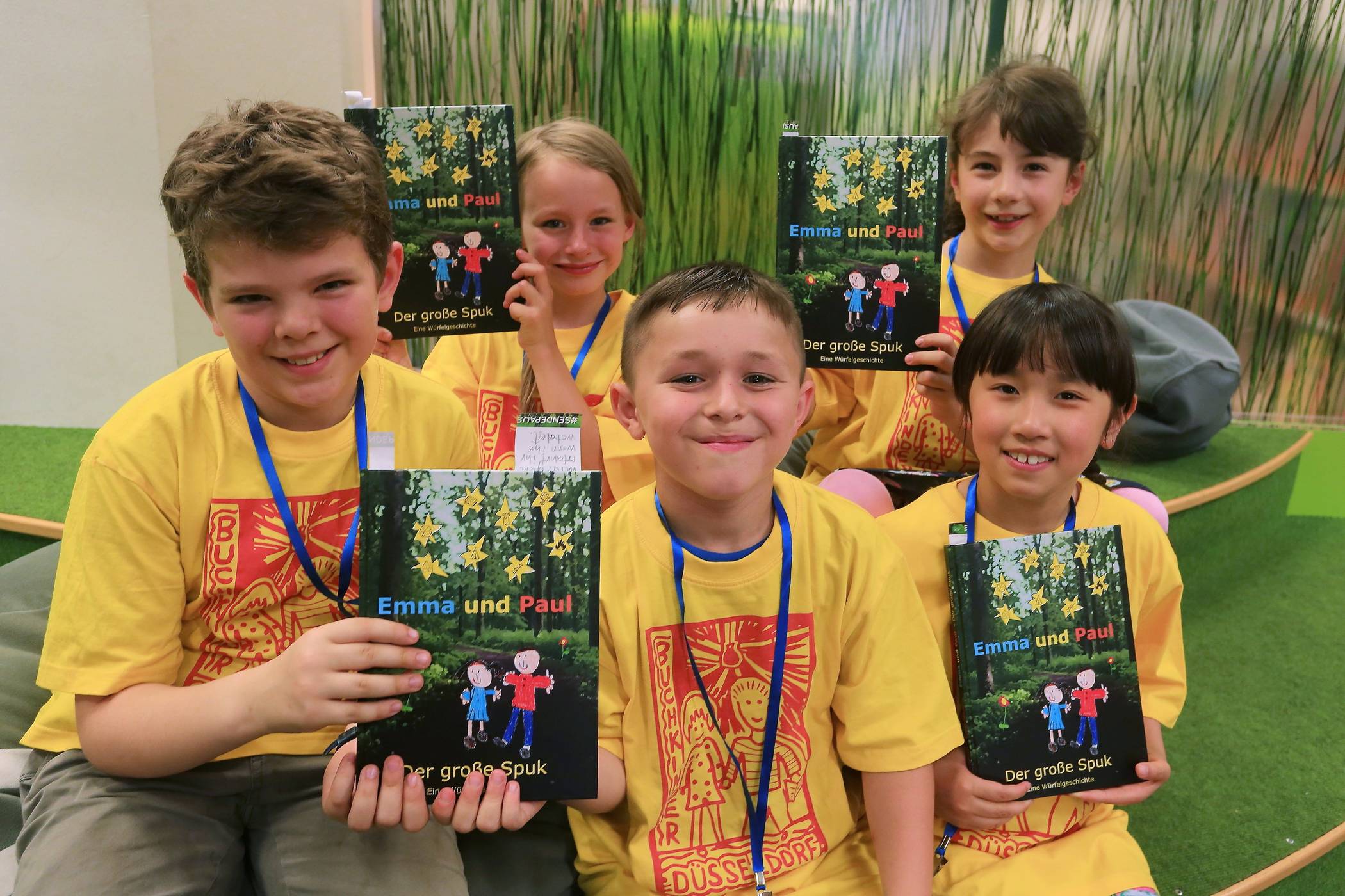  (V. l.) Richard (10 Jahre), Leah (8 Jahre), Berin (8 Jahre), Mila (8 Jahre) und Thu Hien (8 Jahre) stellten ihr Buch "Emma und Paul - Der große Spuk" vor. 