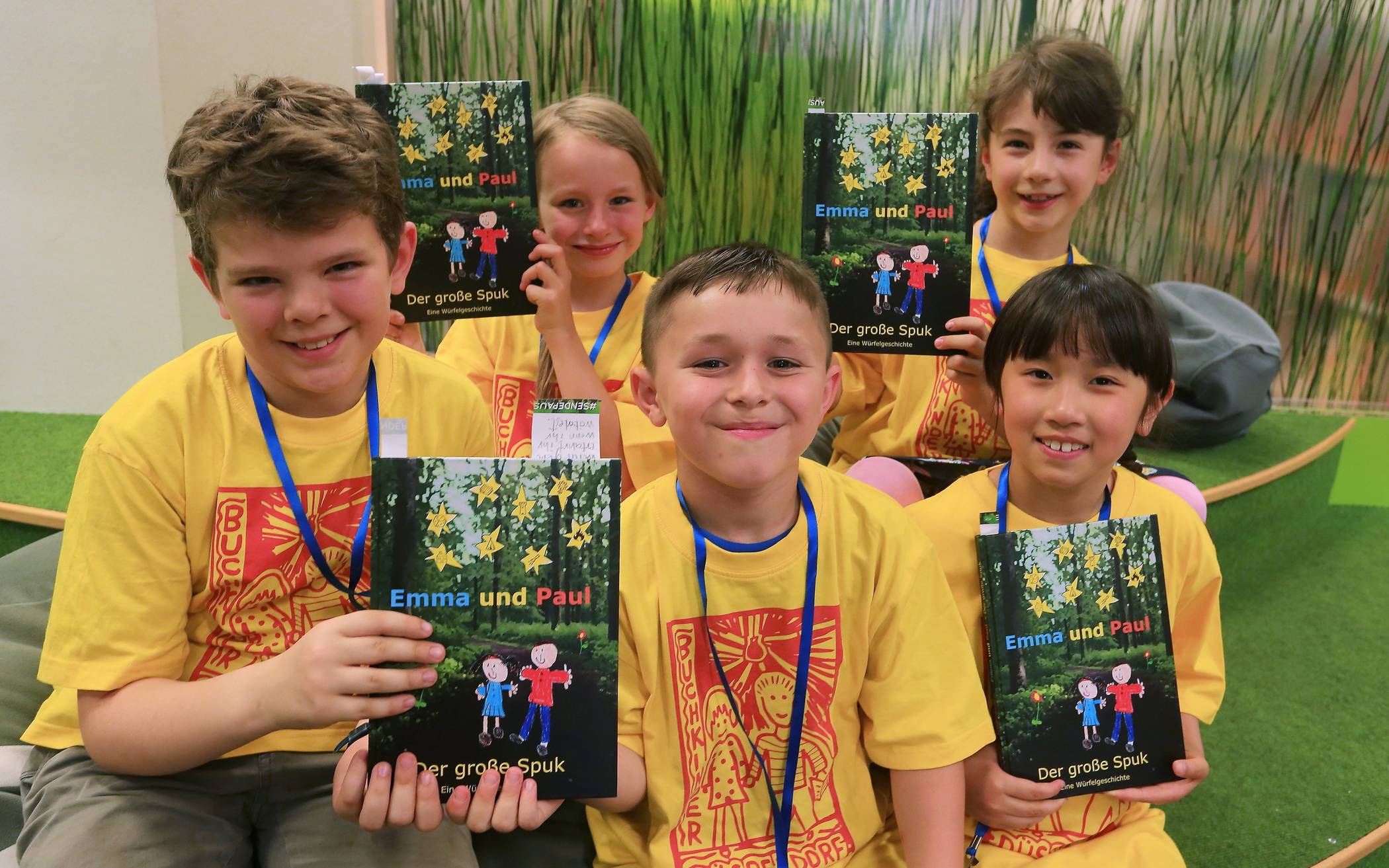  (V. l.) Richard (10 Jahre), Leah (8 Jahre), Berin (8 Jahre), Mila (8 Jahre) und Thu Hien (8 Jahre) stellten ihr Buch "Emma und Paul - Der große Spuk" vor. 