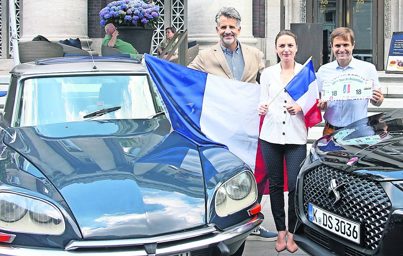 DD-Sprecher Otto Lindner jr., Hajar Kayali (Pressereferentin DS Automobiles) sowie Oldtimer-Experte und Tour-Moderator Mika Hahn (v. l.) freuen sich auf die „französische“ Oldtimer-Rallye.