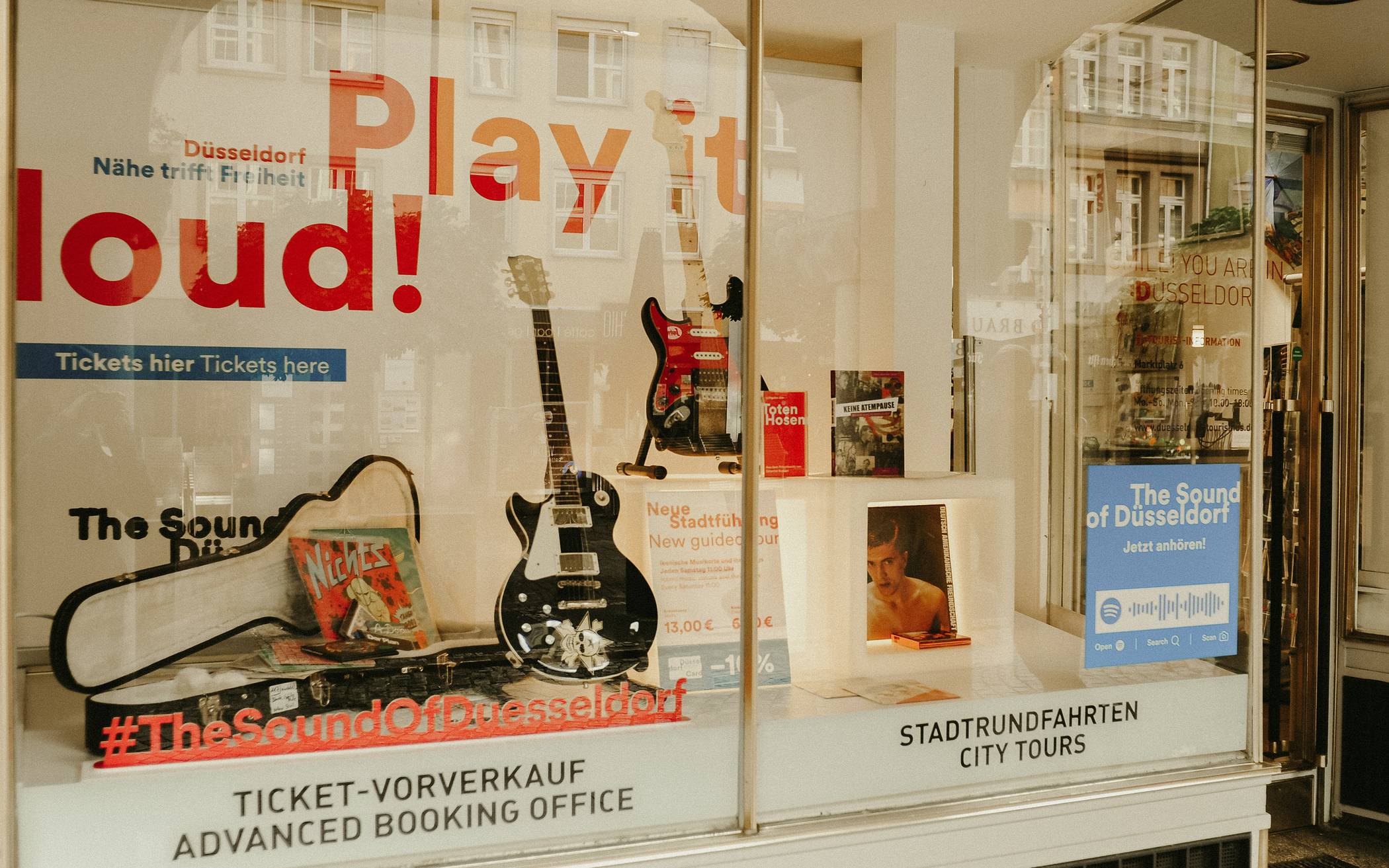  Düsseldorfer Musik - die bisweilen auch internationalen Ruhm genießt - in Hülle und Fülle: Neben zwei Gitarren von Hosen-Gitarrist Kuddel zieren auch zahlreiche Platten, Singles und CDs aus der Düsseldorfer Schmiede das Schaufenster der Düsseldorf Tourismus in der Altstadt. 