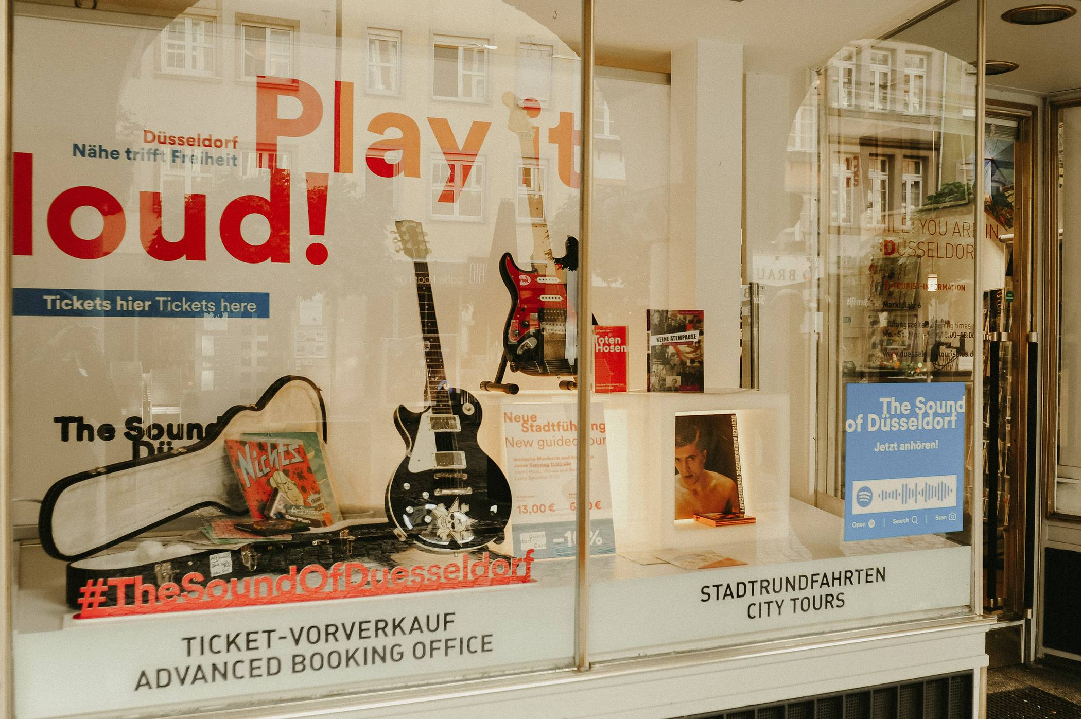  Düsseldorfer Musik - die bisweilen auch internationalen Ruhm genießt - in Hülle und Fülle: Neben zwei Gitarren von Hosen-Gitarrist Kuddel zieren auch zahlreiche Platten, Singles und CDs aus der Düsseldorfer Schmiede das Schaufenster der Düsseldorf Tourismus in der Altstadt. 
