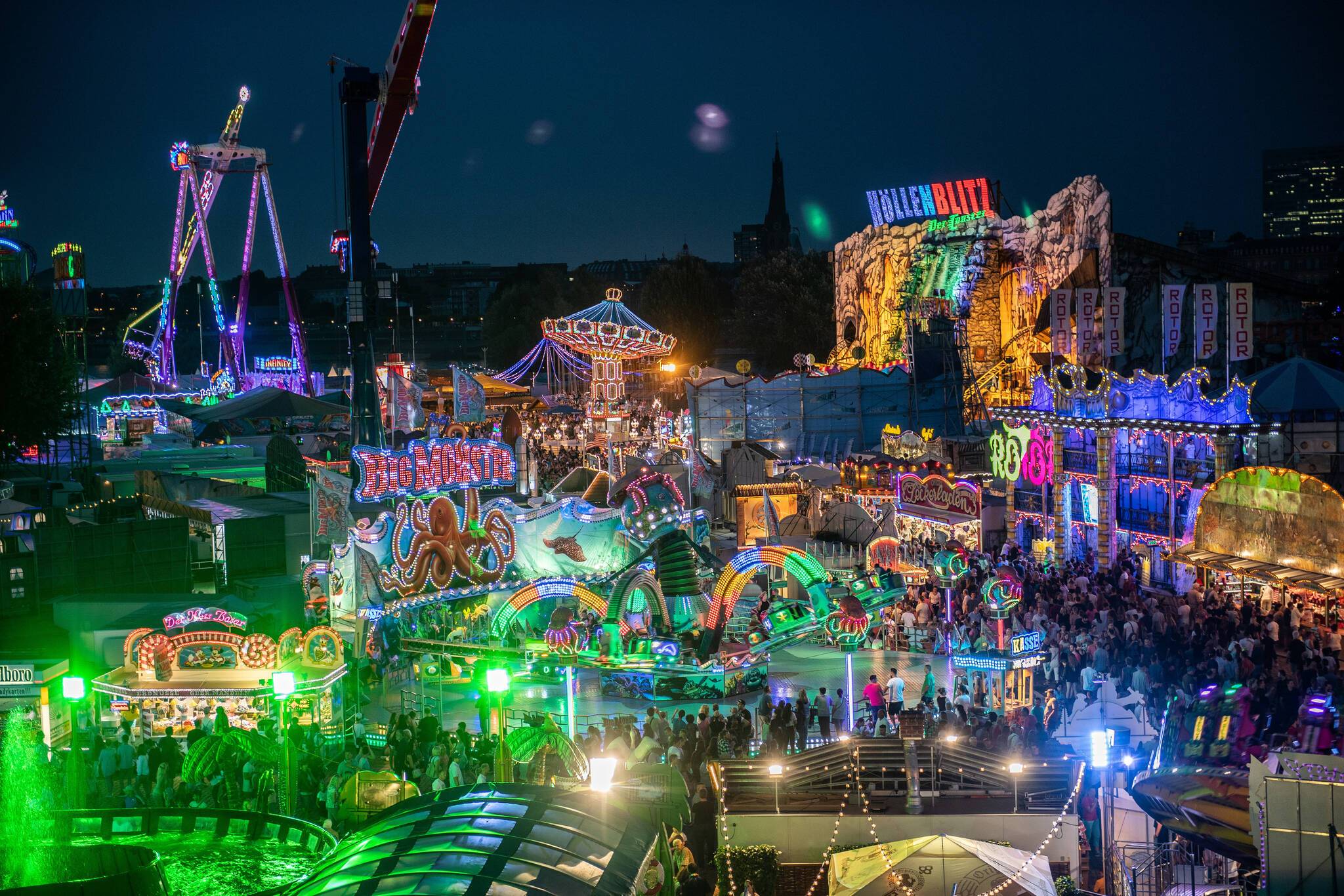  Die Mischung macht’s: Nervenkitzel für Adrenalin- und Grusel-Fans, spaßige und sanfte Fahrten für Kinder und Angsthasen und ein gastronomisches Angebot für jeden Gaumen – die Rheinkirmes bietet für jeden etwas.  