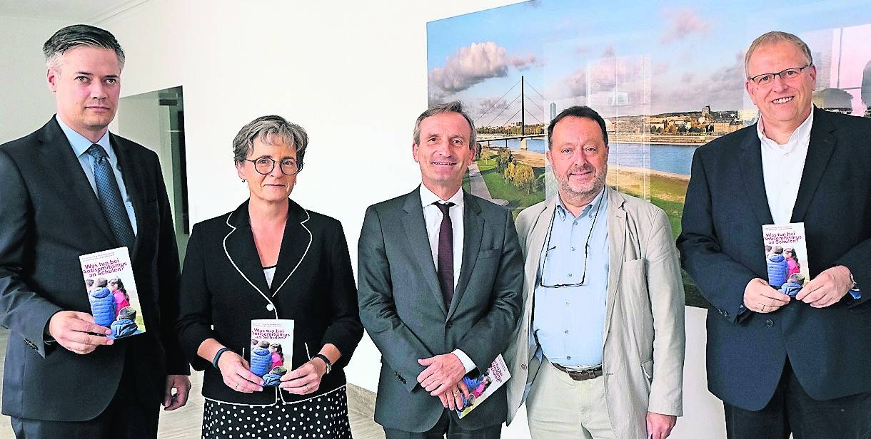  Dr. Bastian Fleermann (Leiter Mahn- und Gedenkstätte), Dagmar Wandt (Leiterin Schulverwaltungsamt), OB Thomas Geisel, Michael Szentei-Heise (Verwaltungsdirektor Jüdische Gemeinde) und Jörg Rütten (zentraler Ansprechpartner für Antisemitismus, v. l.)