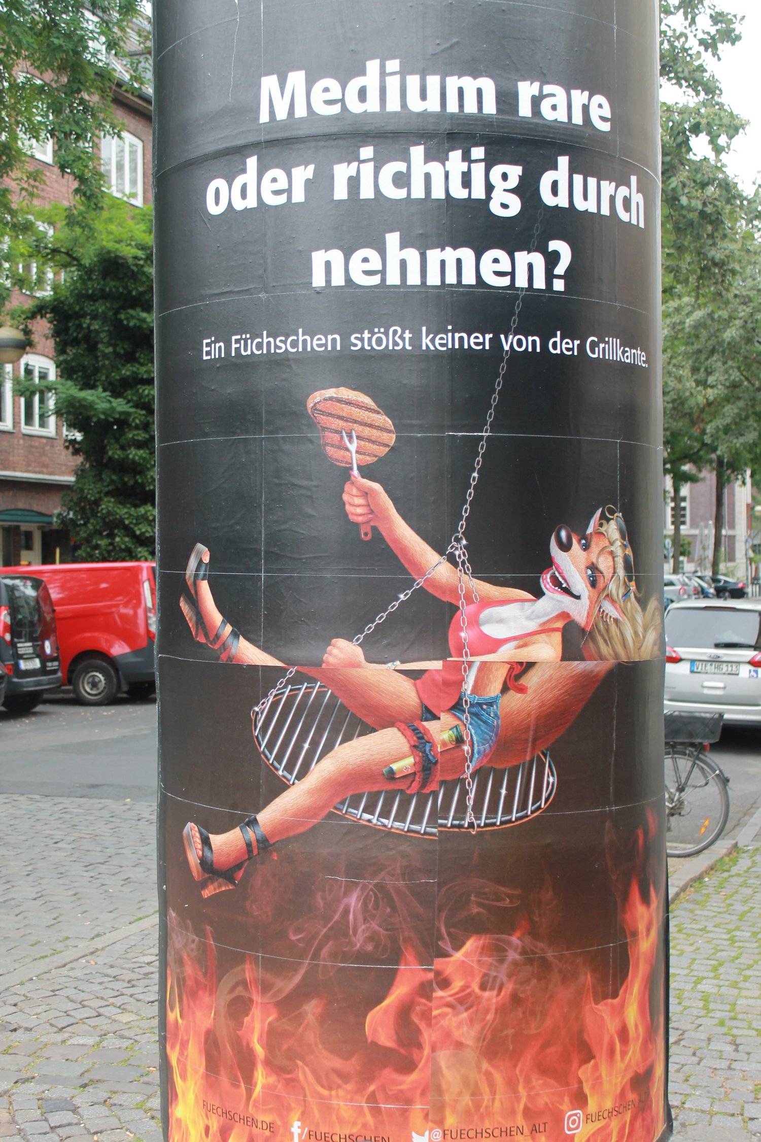  Plakatiert an Düsseldorfer Litfaßsäulen: Bierwerbung der Hausbrauerei. 