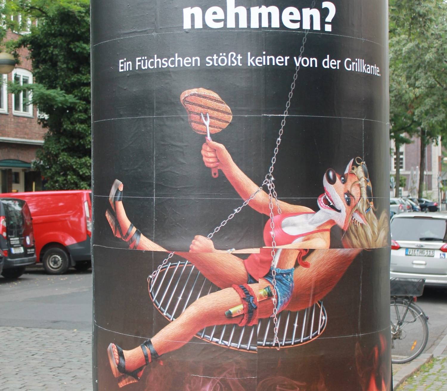  Plakatiert an Düsseldorfer Litfaßsäulen: Bierwerbung der Hausbrauerei. 