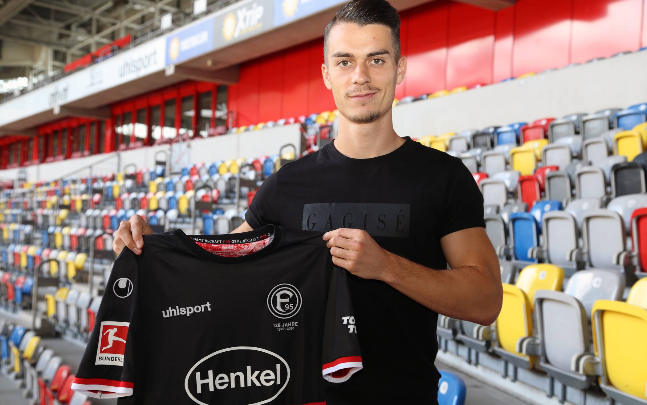  Fortuna-Neuzugang Erik Thommy mit dem aktuellen Ausweichtrikot. 