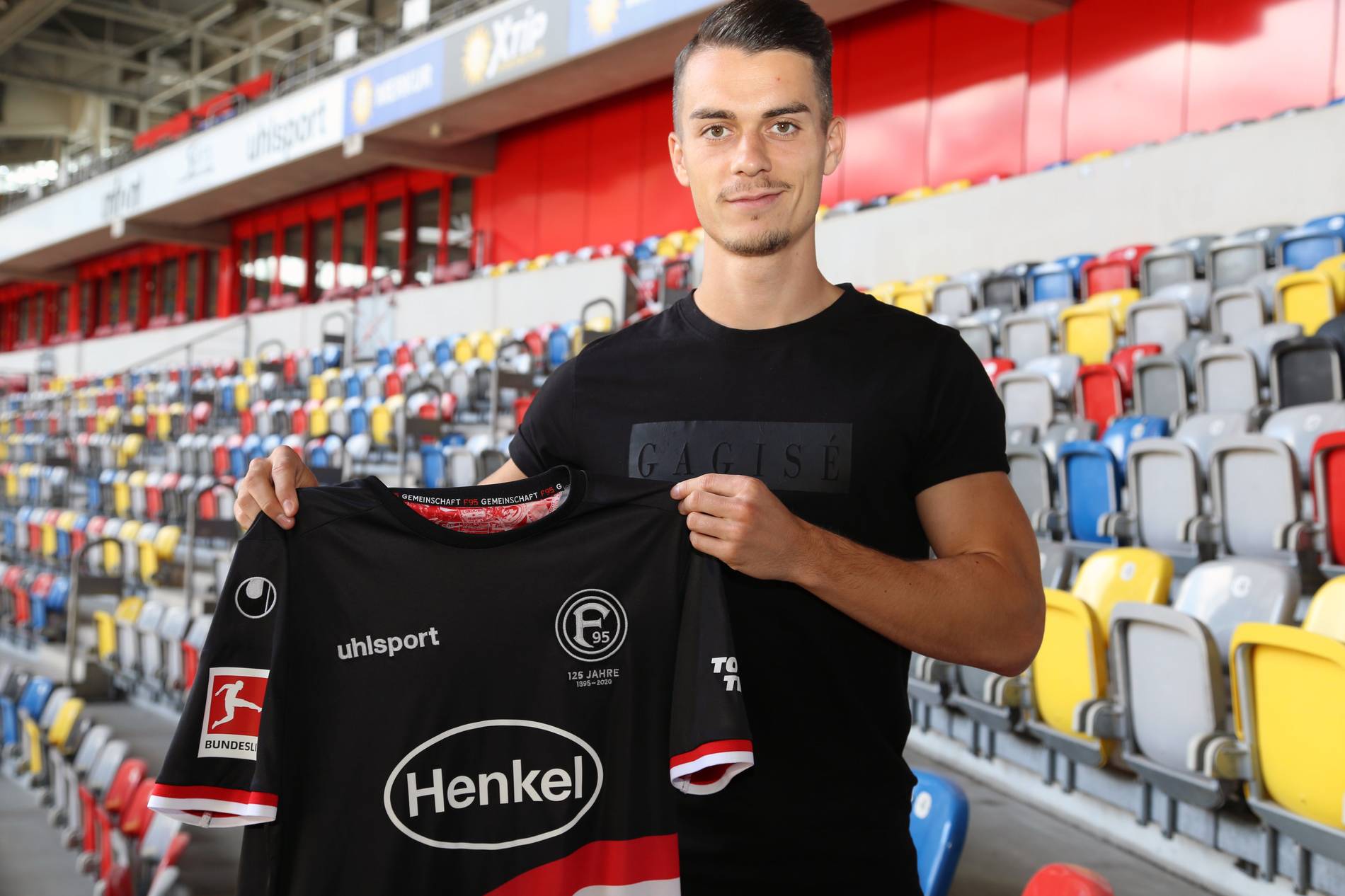 Fortuna Dusseldorf Stellt Neue Trikots Vor