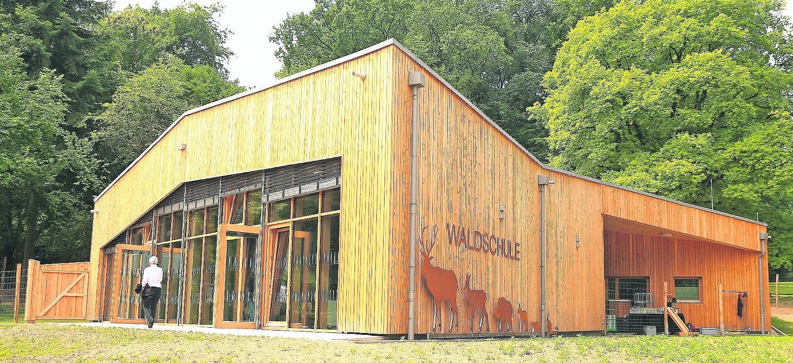 Zum Tal hin liegen die Schulungsräume der neuen Waldschule mit großer Fensterfront.