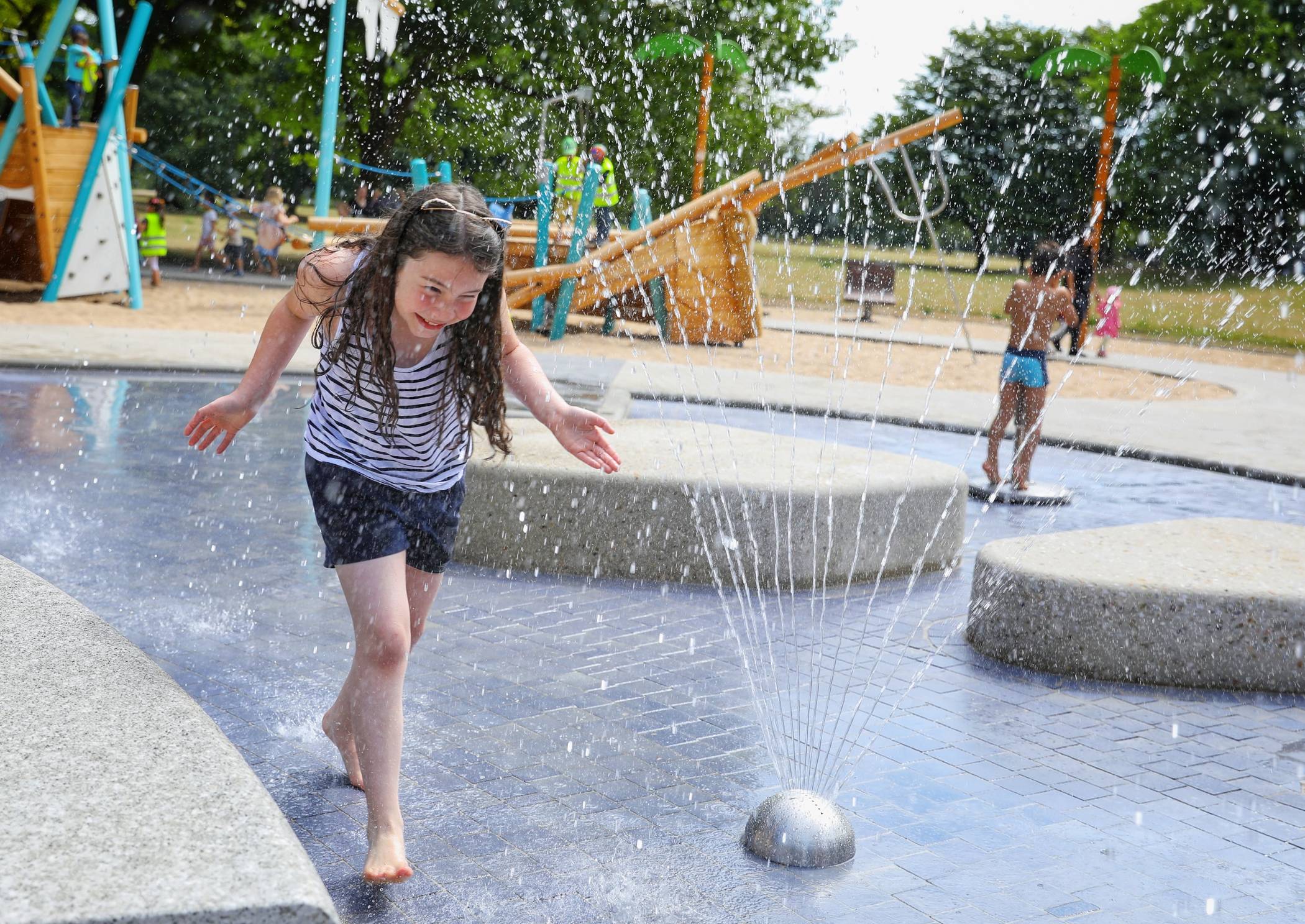  Unterschiedliche Düsen, Fontänenhüpfer, Wasser- und Spritzpumpen sowie Staukanäle laden zum Planschen ein. 