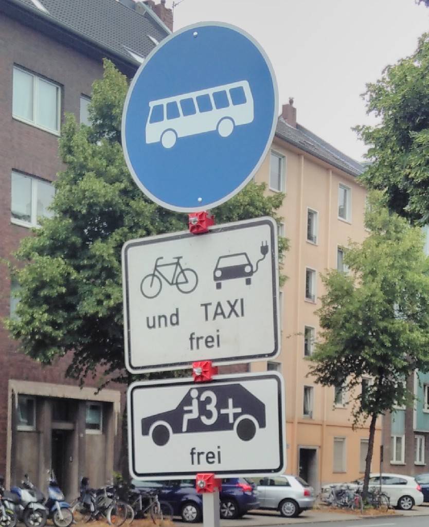  Das Zusatzschild signalisiert: für Fahrgemeinschaften ab drei Personen im Auto frei. 