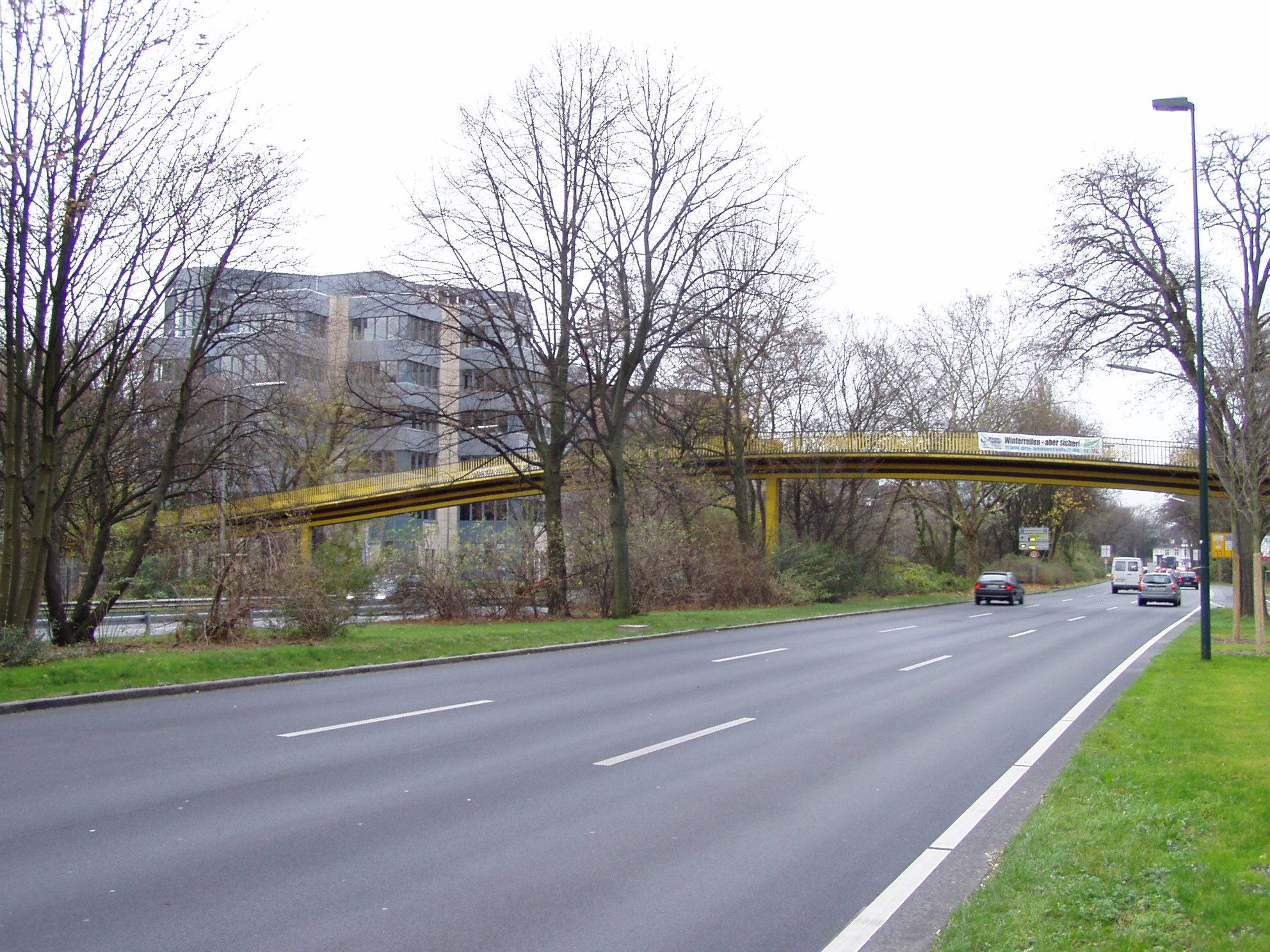  Die Fußgängerbrücke über den Kennedydamm in Höhe der Hans-Böckler-Straße muss abgerissen werden.   