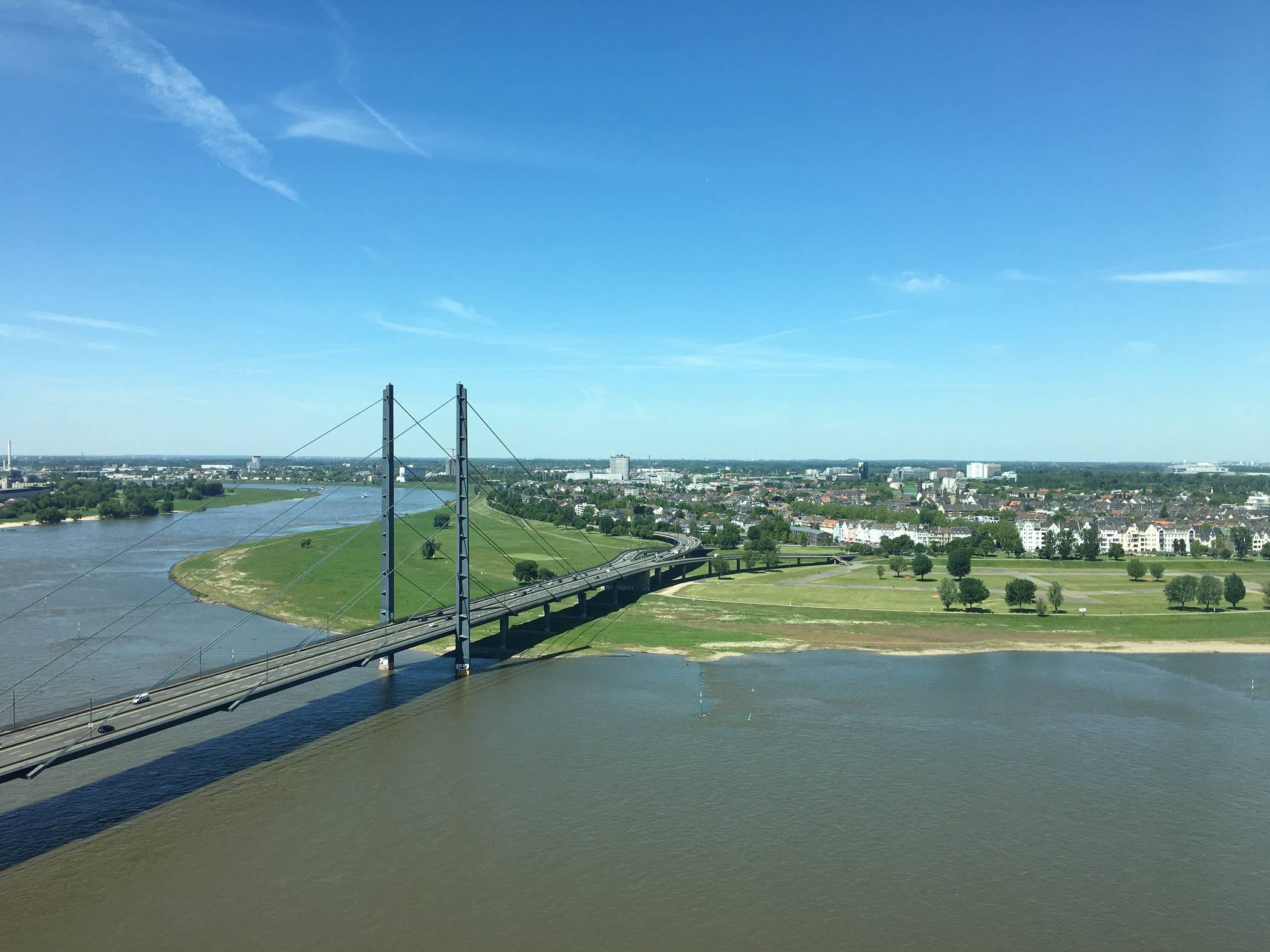 Dieses Jahr musste die Düsseldorfer Feuerwehr bereits 37 Mal zur Personenrettung an den Rhein ausrücken. Dabei konnten fünf Menschen nur noch tot aus dem Wasser geborgen werden.  